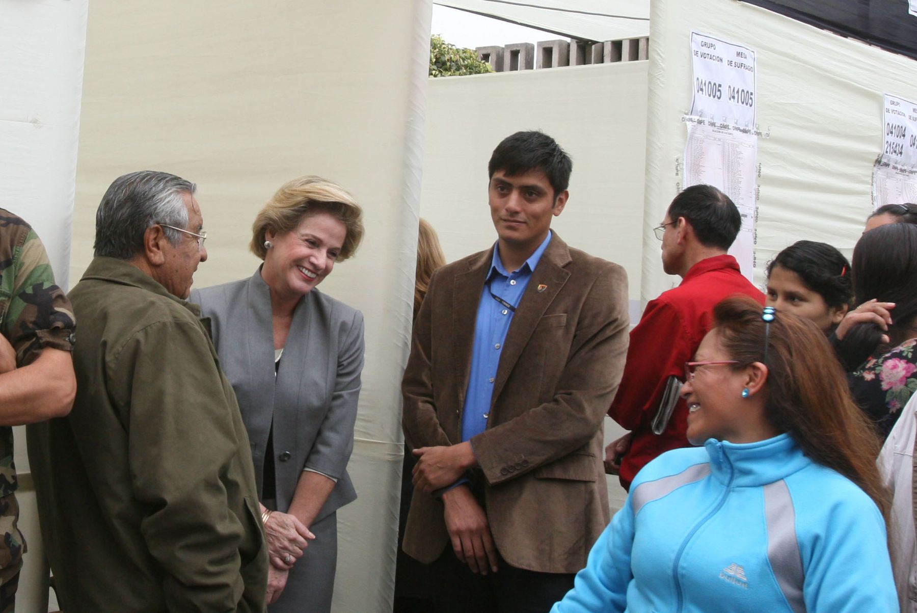 Pilar Nores se ofrece de voluntaria para ser miembro de mesa ante los representantes de la ONPE.
Foto: ANDINA/Jorge Paz
