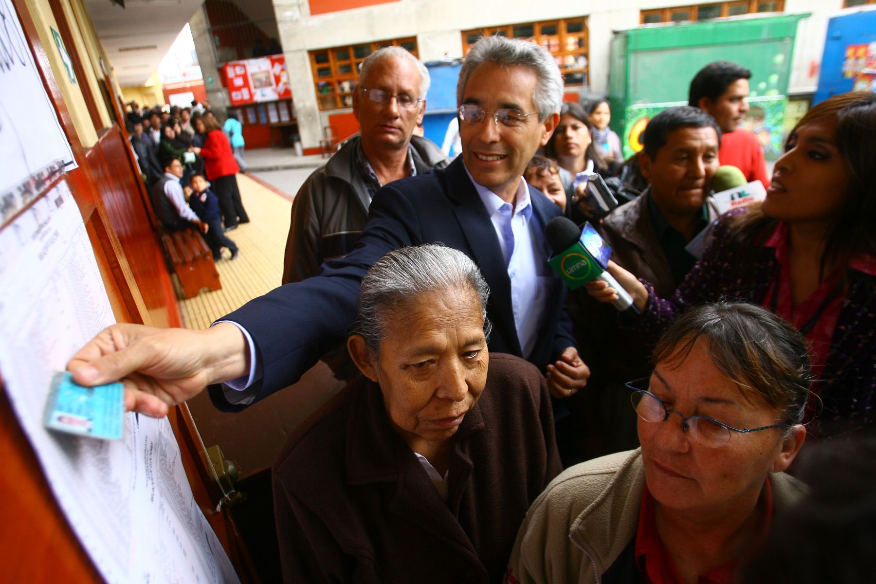 El candidato a la alcaldia de Lima por Somos Perù, Fernando Andrade, llega a emitir su voto en el colegio Scipión Llona de Miraflores.
Foto: ANDINA/Cesar García