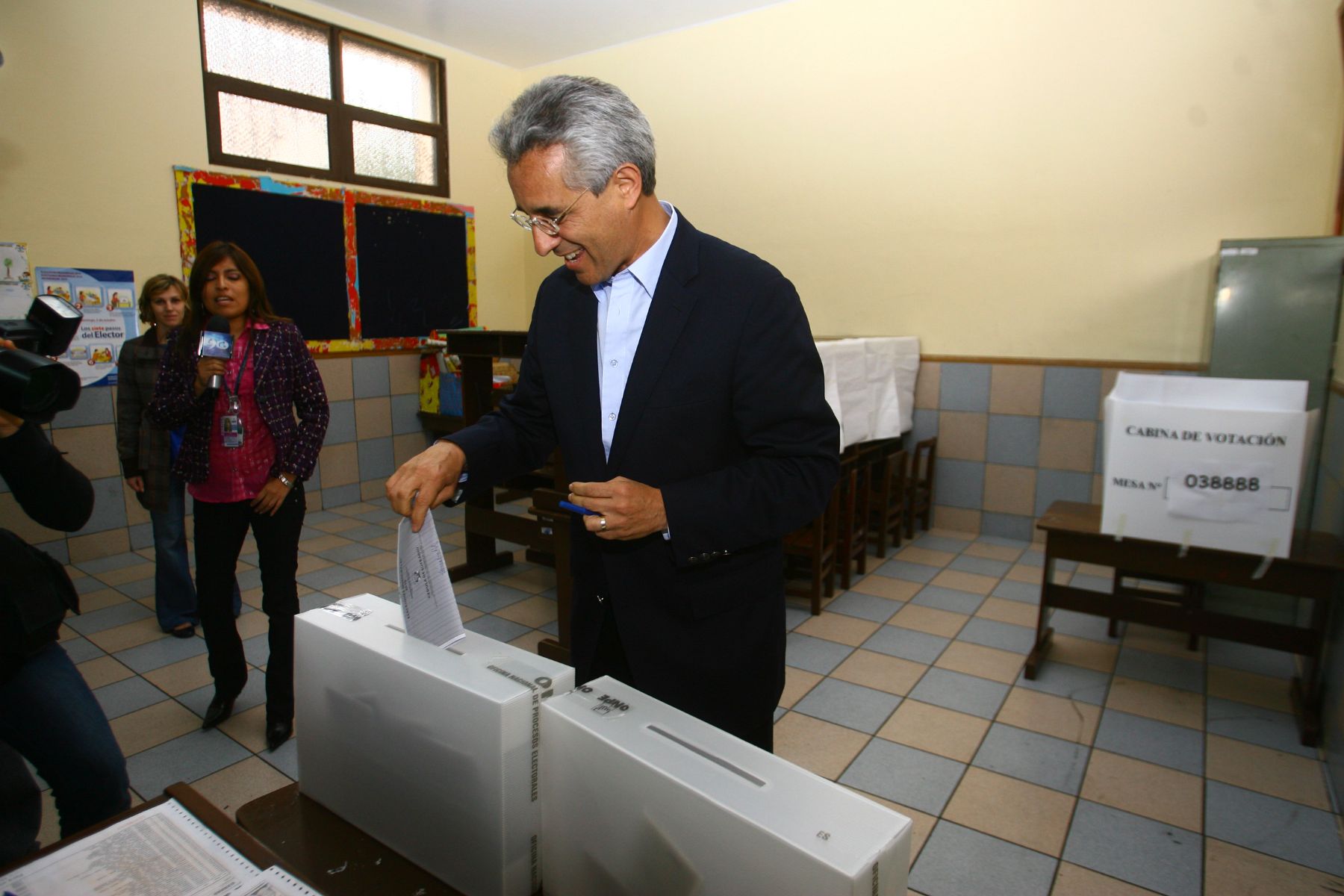 El candidato a la alcaldia de Lima por Somos Perù, Fernando Andrade, emite su voto en el colegio Scipión Llona de Miraflores.
Foto: ANDINA/Cesar García