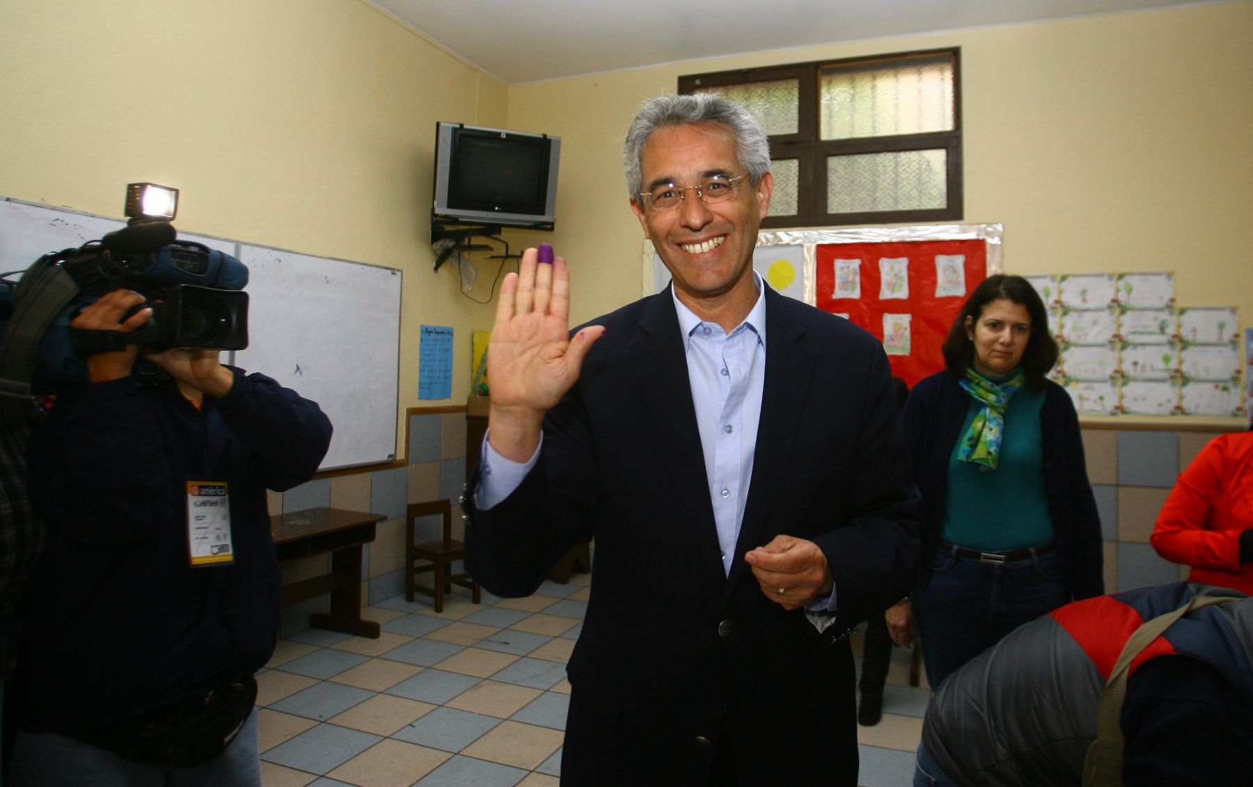 El candidato a la alcaldia de Lima por Somos Perù, Fernando Andrade, luego de emitir su voto en el colegio Scipión Llona de Miraflores.
Foto: ANDINA/Cesar García