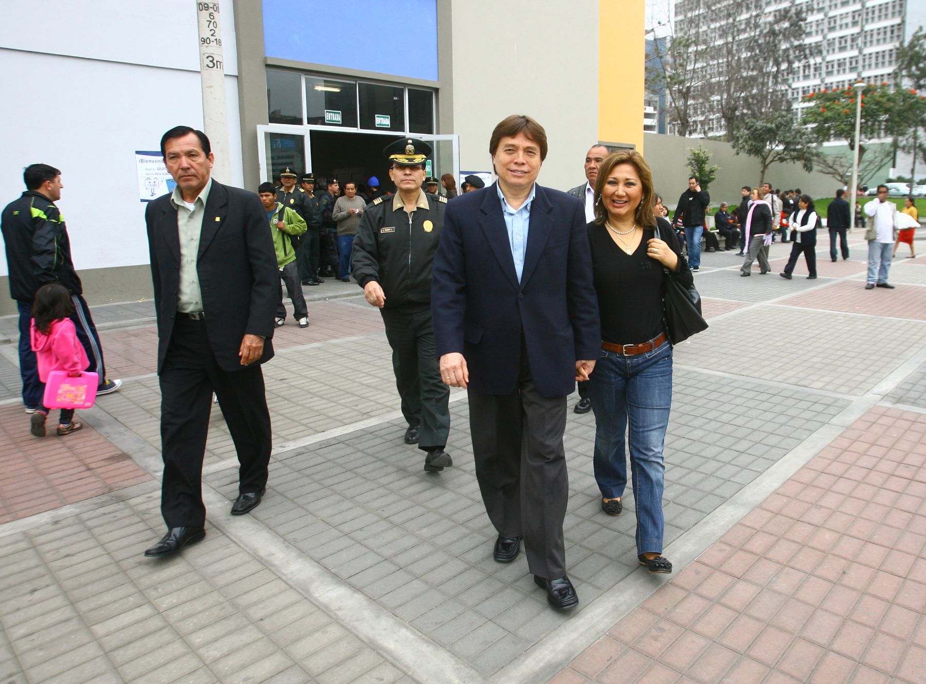 El presidente del Congreso, César Zumaeta, se retira del Colegio Alfonso Ugarte luego de acudir a votar.
Foto: ANDINA/ César García