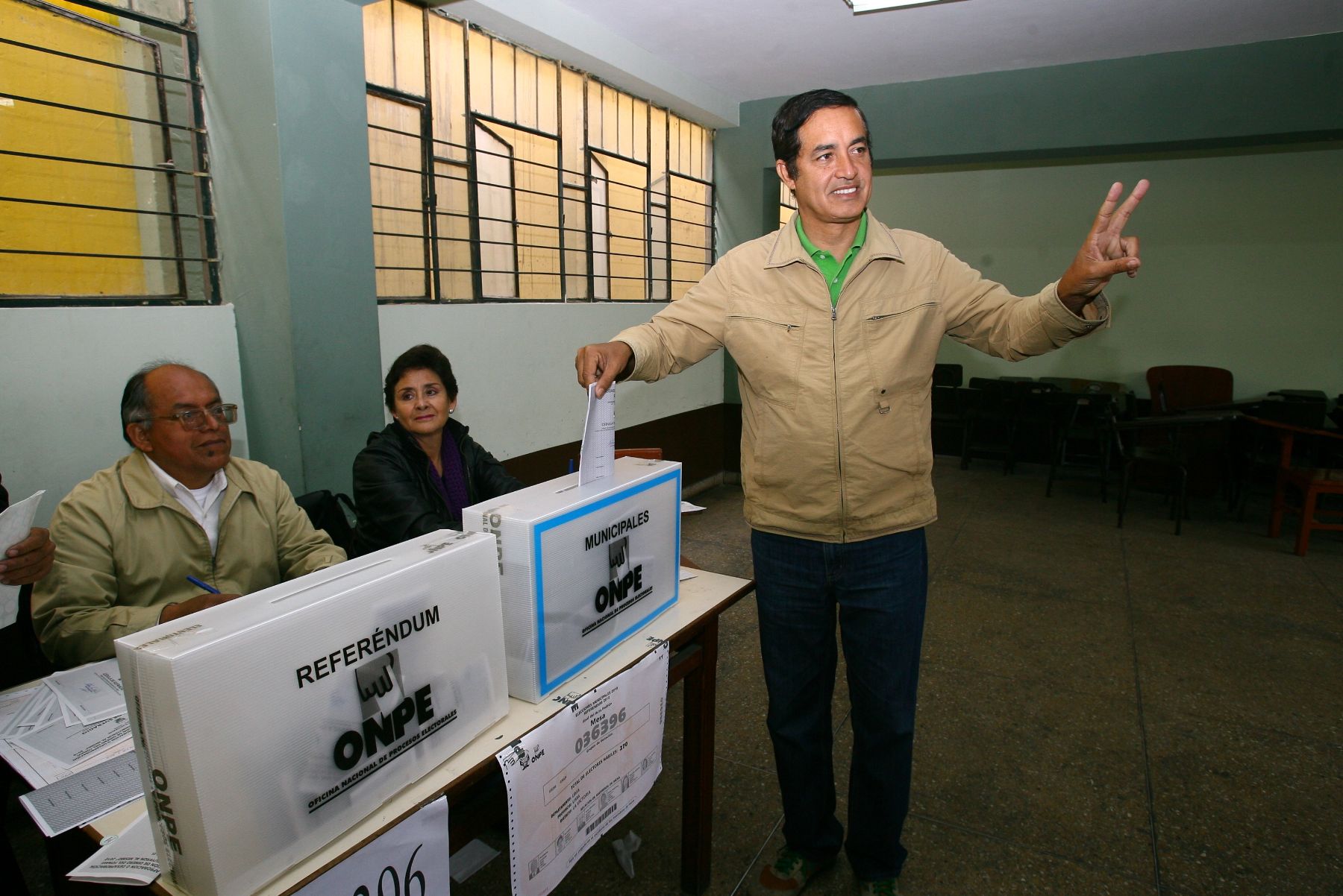 El candidato a la alcaldia de Lima por Siempre Unidos, Alex Gonzales, emite su voto.
Foto: ANDINA/ Víctor Palomino