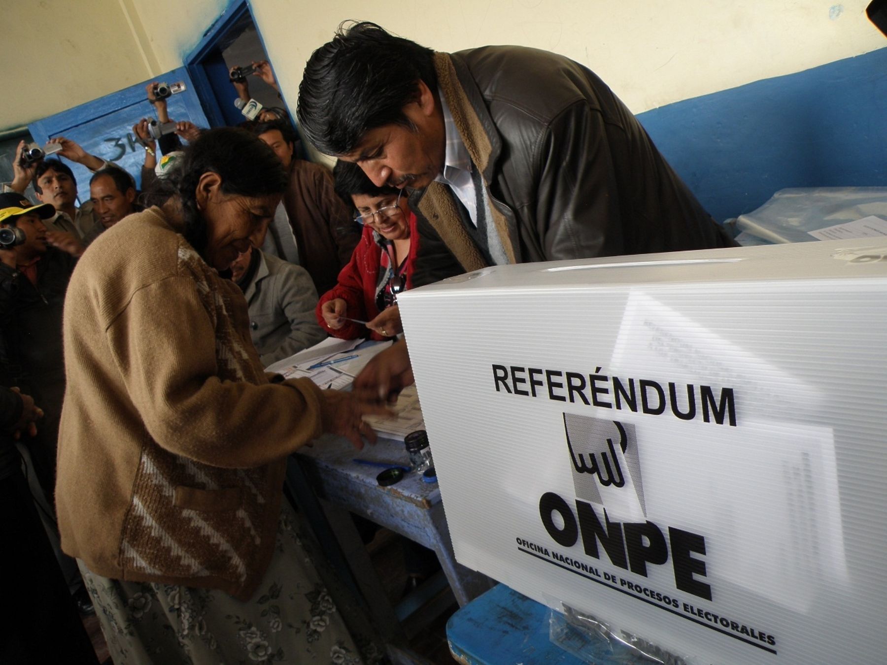 Ciudadanos cumplen con emitir su voto en las mesas instaladas en la ciudad del Cusco. 
Foto: ANDINA/ Percy Hurtado.