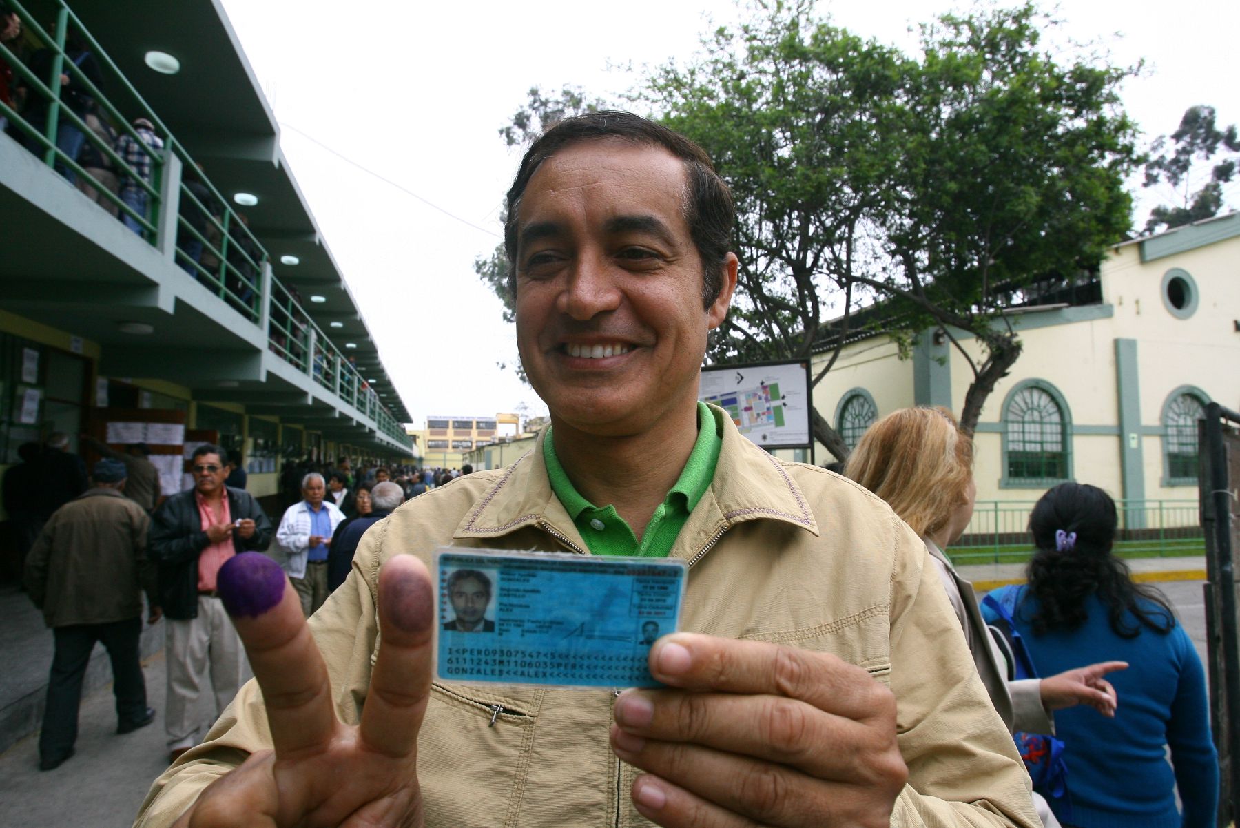 El candidato a la alcaldia de Lima por Siempre Unidos, Alex Gonzales, luego de emitir su voto en La Victoria .
Foto: ANDINA/ Víctor Palomino