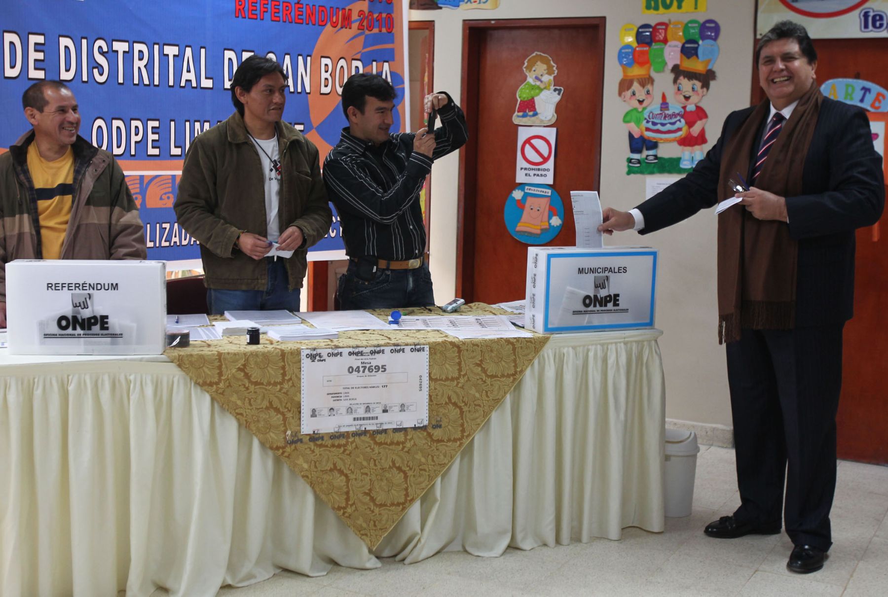 Presidente de la República,  Alan García, emite su voto en el Colegio Libertador San Martín de San Borja.
Foto: ANDINA/Piero Vargas
