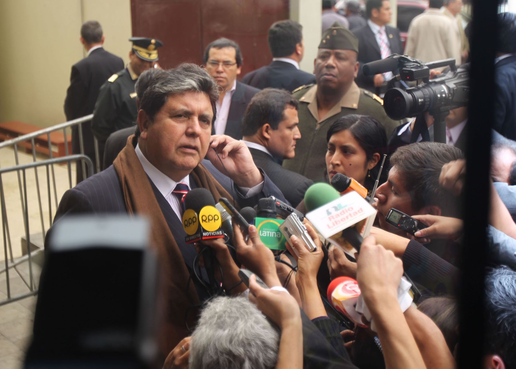 Presidente de la República,  Alan García, declara a la prensa luego de emitir su votor en el Colegio Libertador San Martín en San Borja.
Foto: ANDINA/Piero Vargas