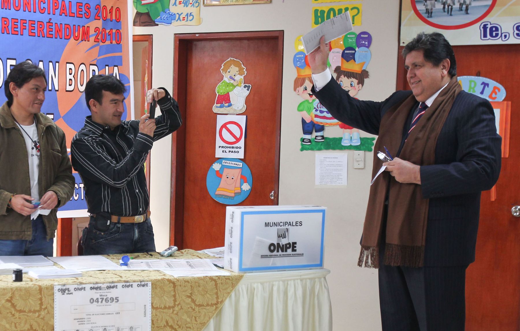 Presidente de la República,  Alan García, emite su voto en el Colegio Libertador San Martín de San Borja.
Foto: ANDINA/Piero Vargas