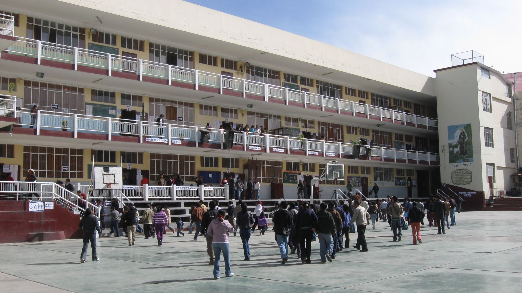 Ciudados de Huancayo, Junín, acuden a votar en el colegio Nuestra Señora del Rosario. Foto: ANDINA/Pedro Tinoco.