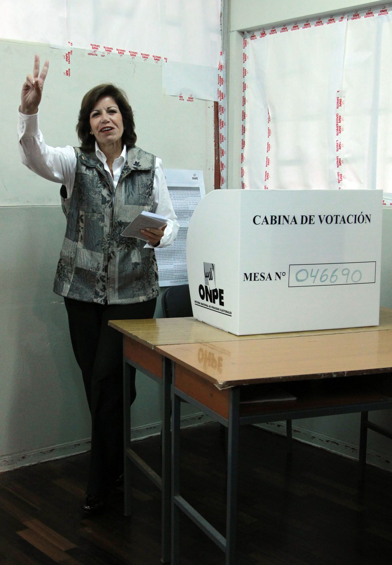 La candidata del PPC-Unidad Nacional,Lourdes Flores, emite su voto en el local de la Universidad Garcilaso de la Vega.
Foto: ANDINA/ Carlos Lezama