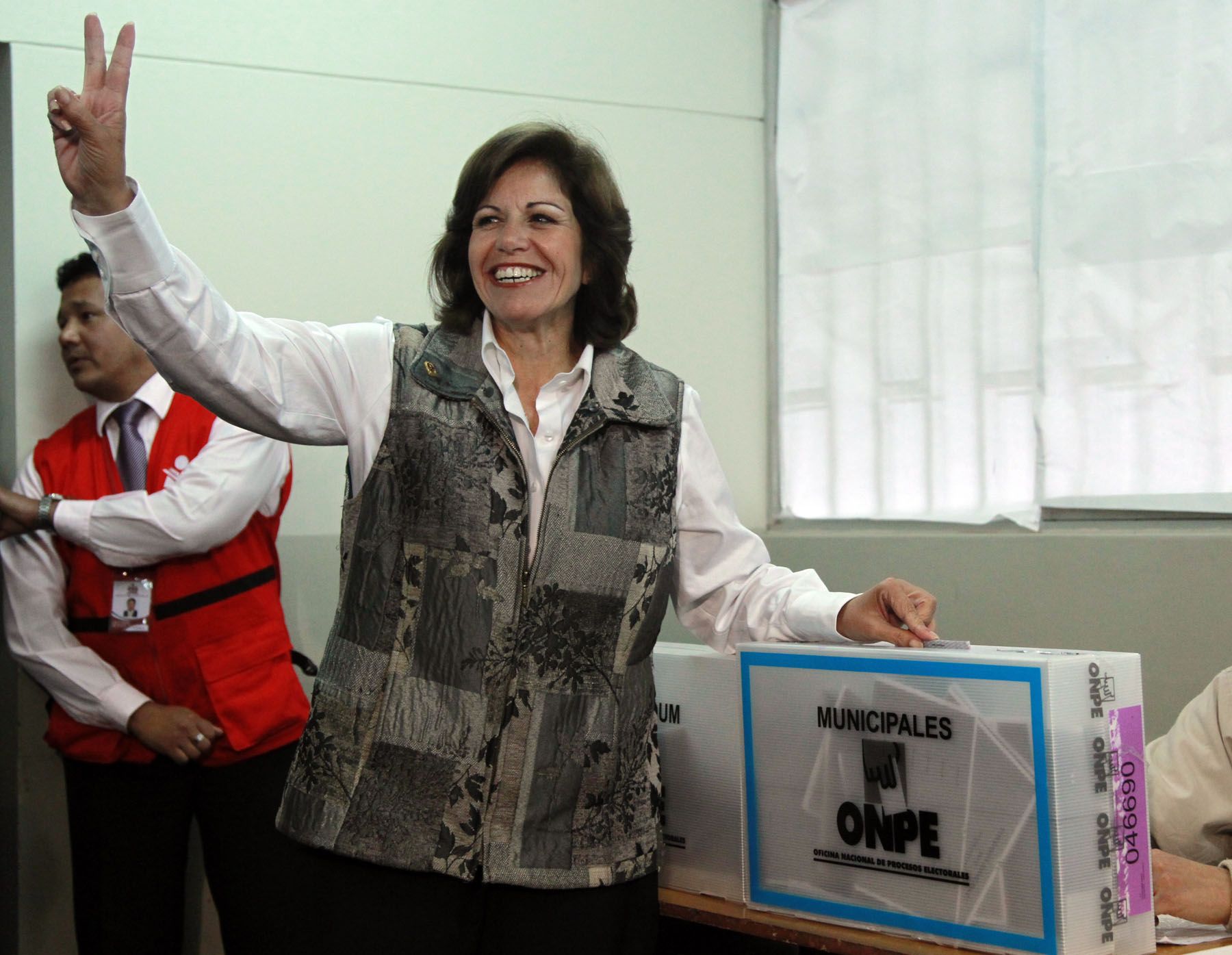 La candidata del PPC-Unidad Nacional,Lourdes Flores, emite su voto en el local de la Universidad Garcilaso de la Vega.
Foto: ANDINA/ Carlos Lezama