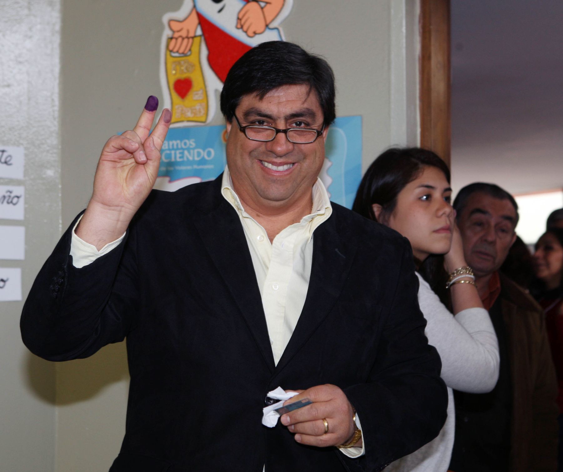 Candidato del Partido de los Fonavistas del Perú, Raúl Canelo, emite su voto en el Liceo Naval Almirante Guise en San Borja.  
Foto: ANDINA/Norman Córdova