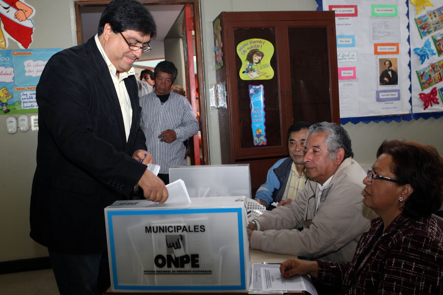 Candidato del Partido de los Fonavistas del Perú, Raúl Canelo, emite su voto en el Liceo Naval Almirante Guise en San Borja.  
Foto: ANDINA/Norman Córdova