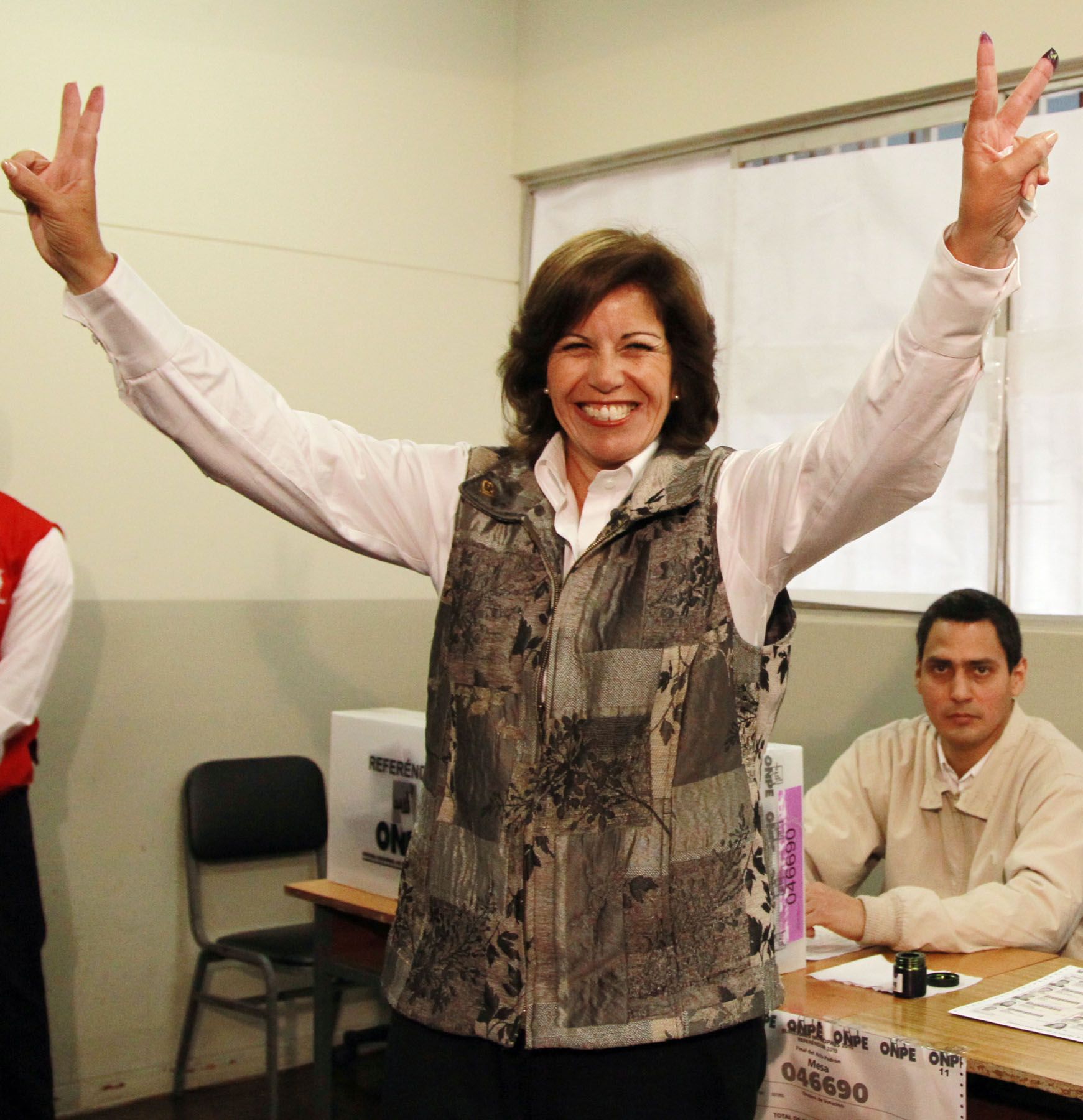 La candidata del PPC-Unidad Nacional,Lourdes Flores, emite su voto en el local de la Universidad Garcilaso de la Vega. Foto: ANDINA/ Carlos Lezama