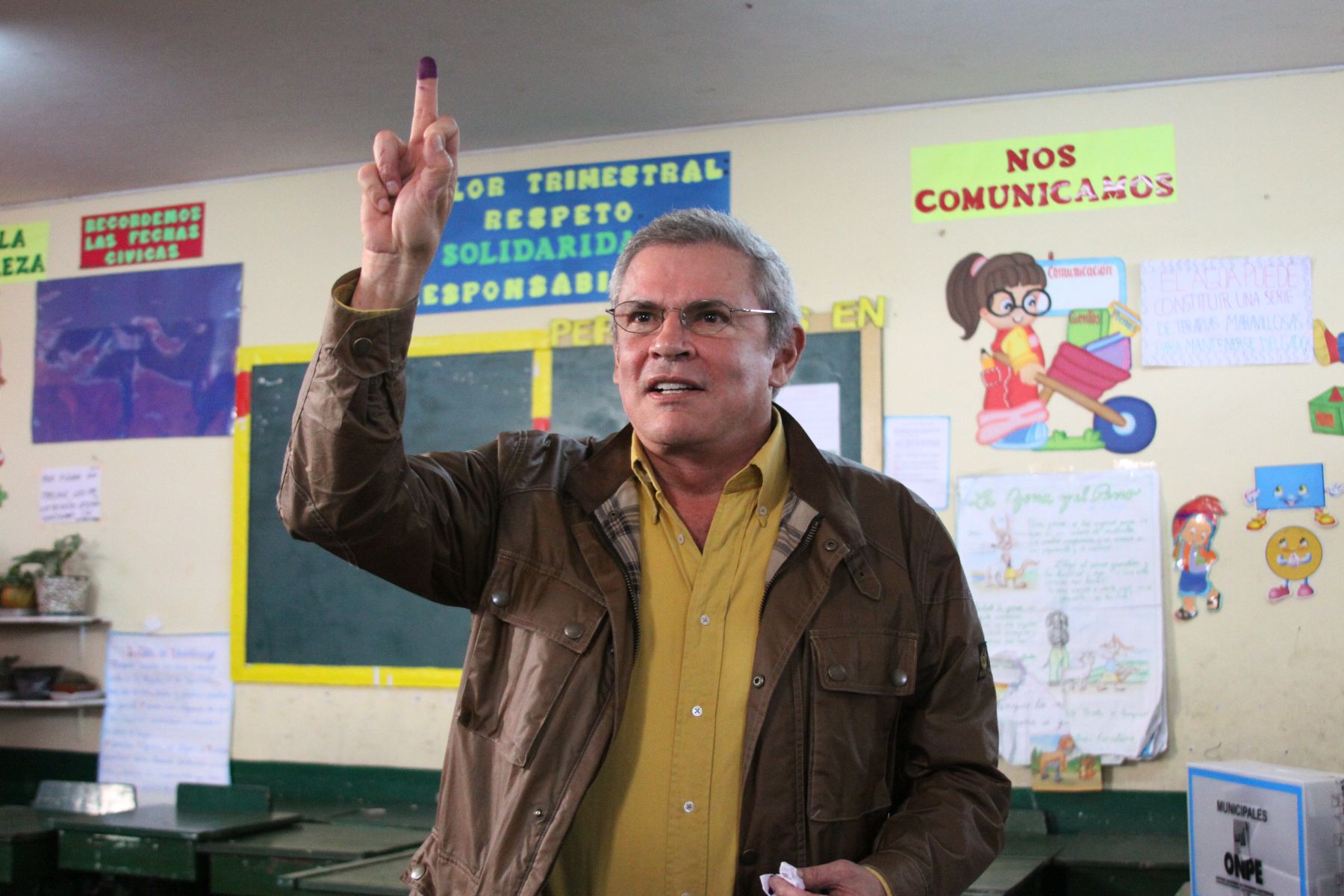 El Alcalde de Lima, Luis Castañeda Lossio, emite su voto en el Colegio Experimental La Molina.
Foto: ANDINA/Jessica Vicente