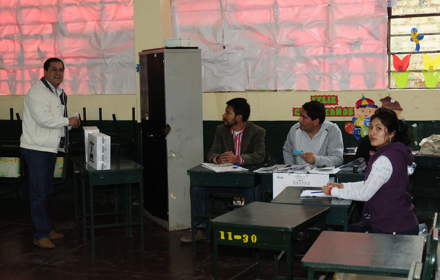 El candidato de Alianza por el Progreso, Luis Iberico, emite su voto en Colegio Experimental La Molina.
 Foto:ANDINA/Jessica Vicente