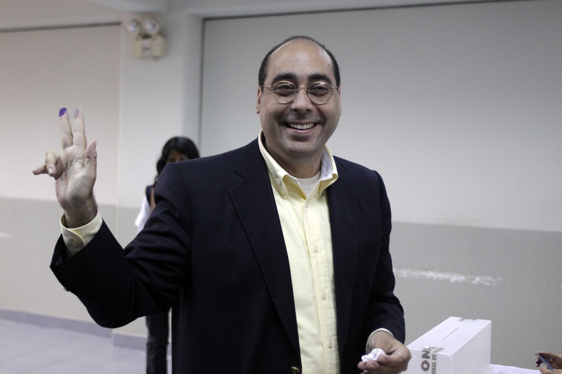 Fernán Altuve de Cambio Radical, emite su voto en la Universidad Garcilaso de la Vega en San Isidro.  Foto: ANDINA/ Difusión