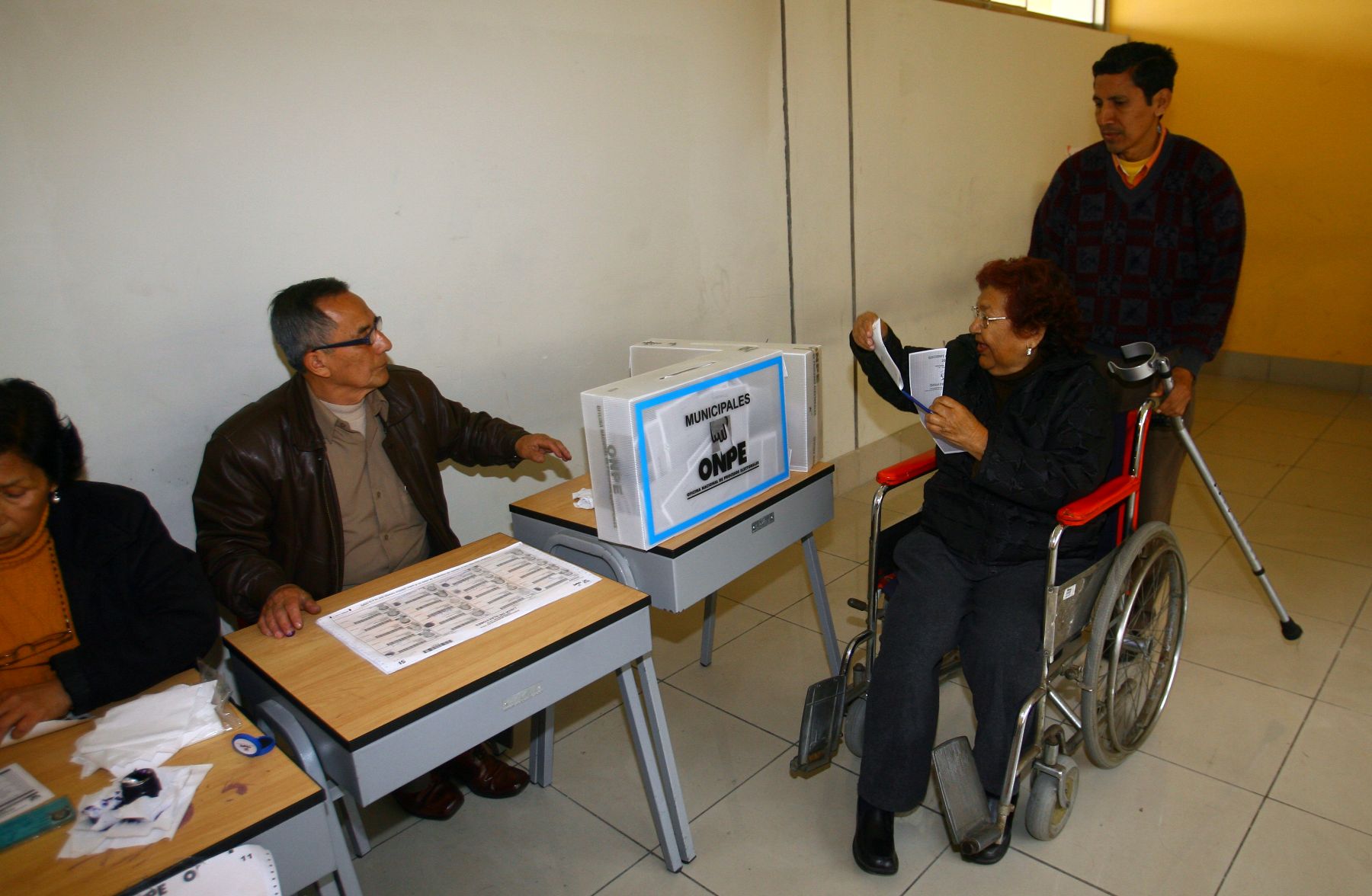 Personas con discapacidad, ejercen su dercho a voto.
Foto: ANDINA/Cesar García