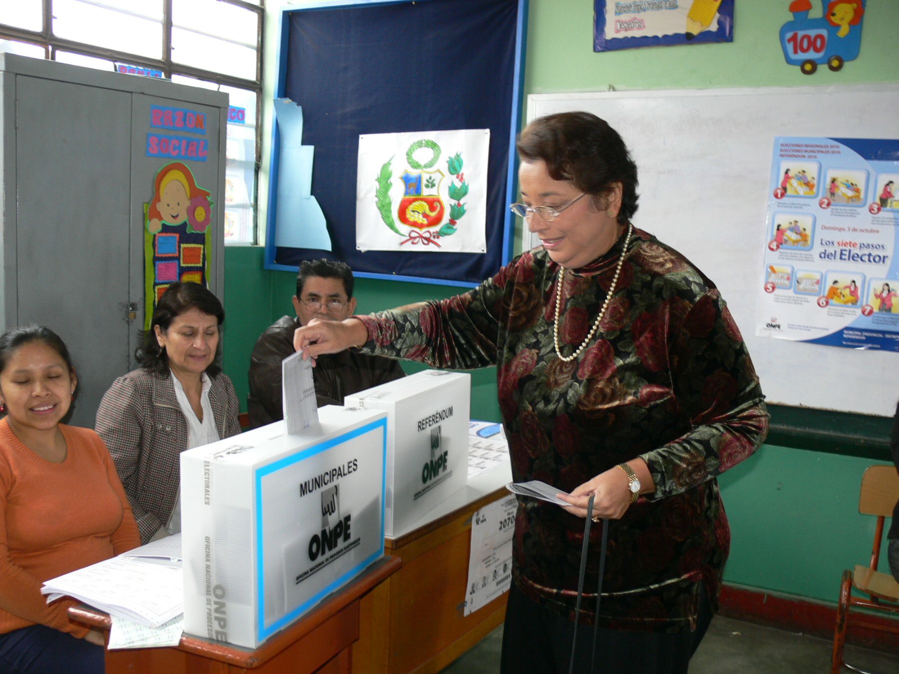 Defensora del Pueblo, Beatriz Merino, emitió su voto en en el Colegio “Aurelio Miró Quesada Sosa” en La Molina.
Foto: ANDINA /Difusión