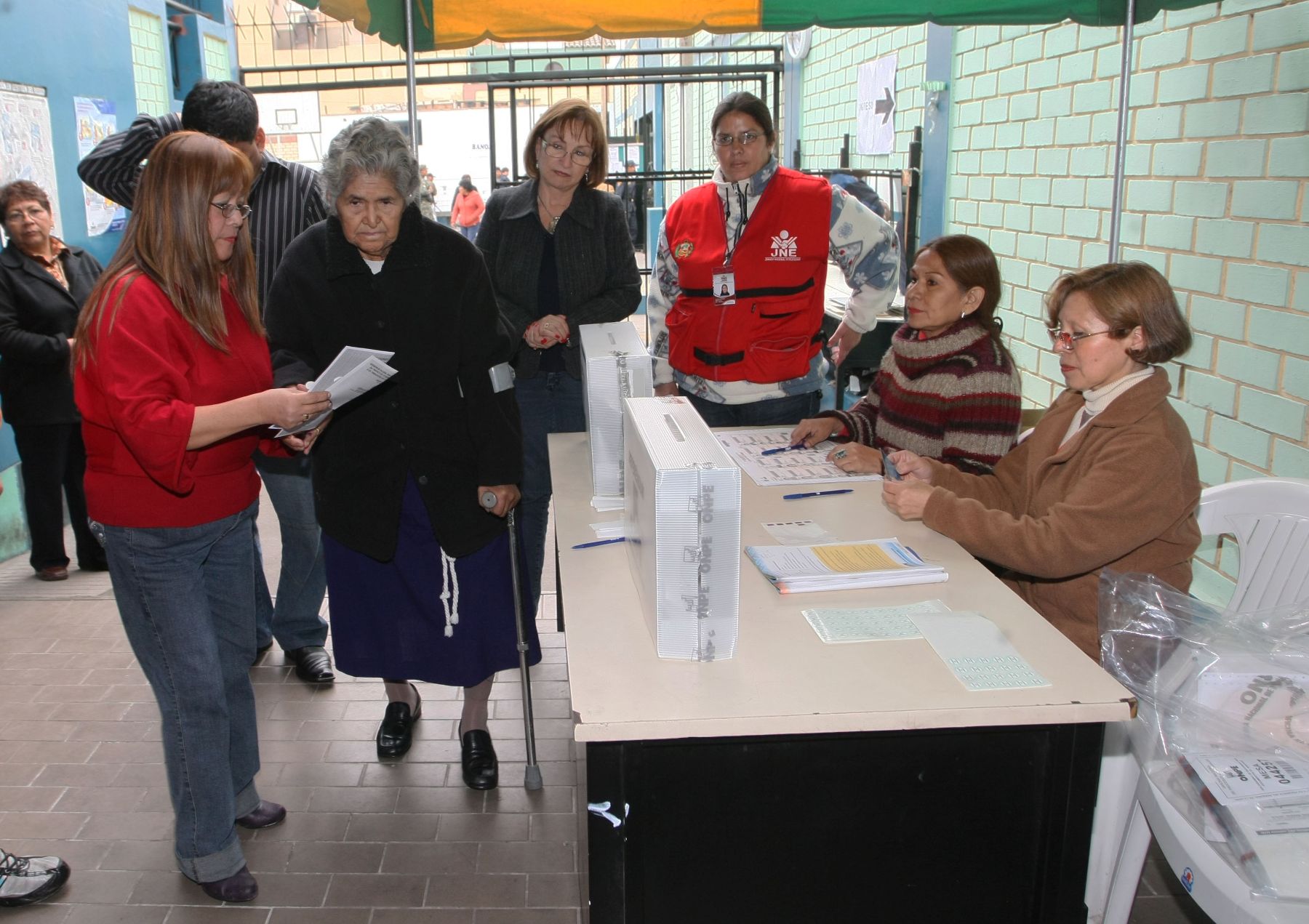 Titular del Mimdes, Virginia Borra, supervisa que locales de votación cuenten con facilidades para personas con discapacidad. Foto: ANDINA/ Mimdes/ Jhony Laurente
