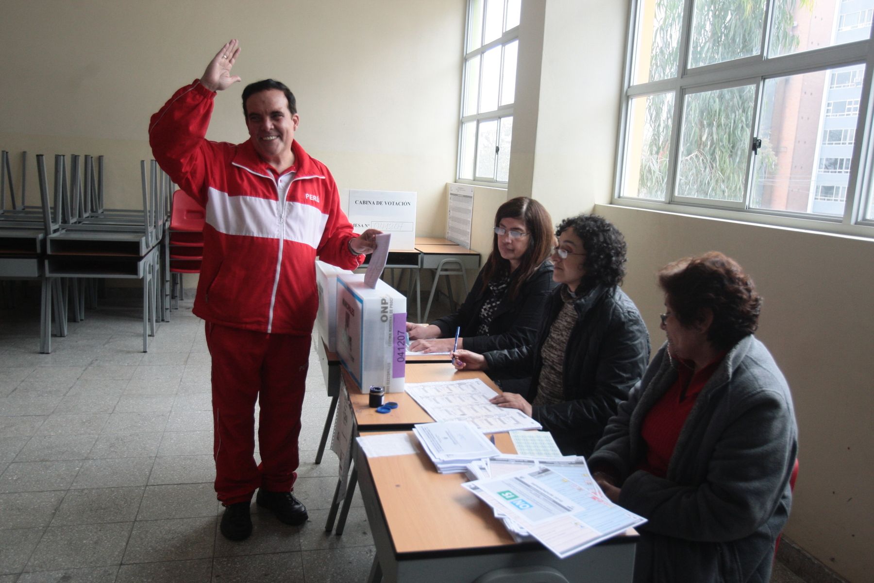 Candidato de Acción Popular Gonzalo Alegría, sufragó en el colegio Alfonso ugarte de San isidro. Foto: ANDINA/ Juan Carlos Guzmán Negrini.