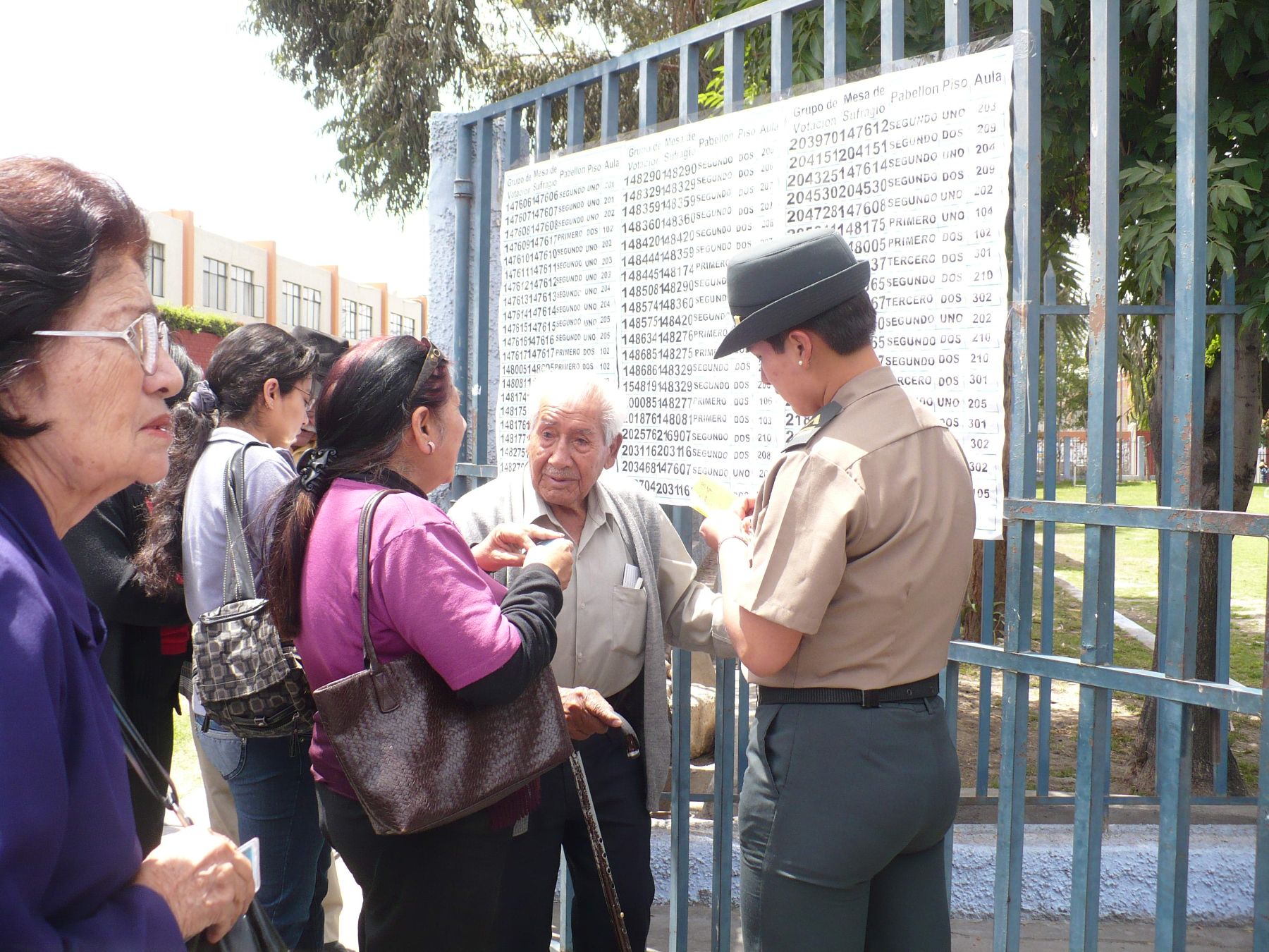 En Arequipa, ciudadanos de todas las edades acuden a votar. Foto: ANDINA / Rocío Méndez.