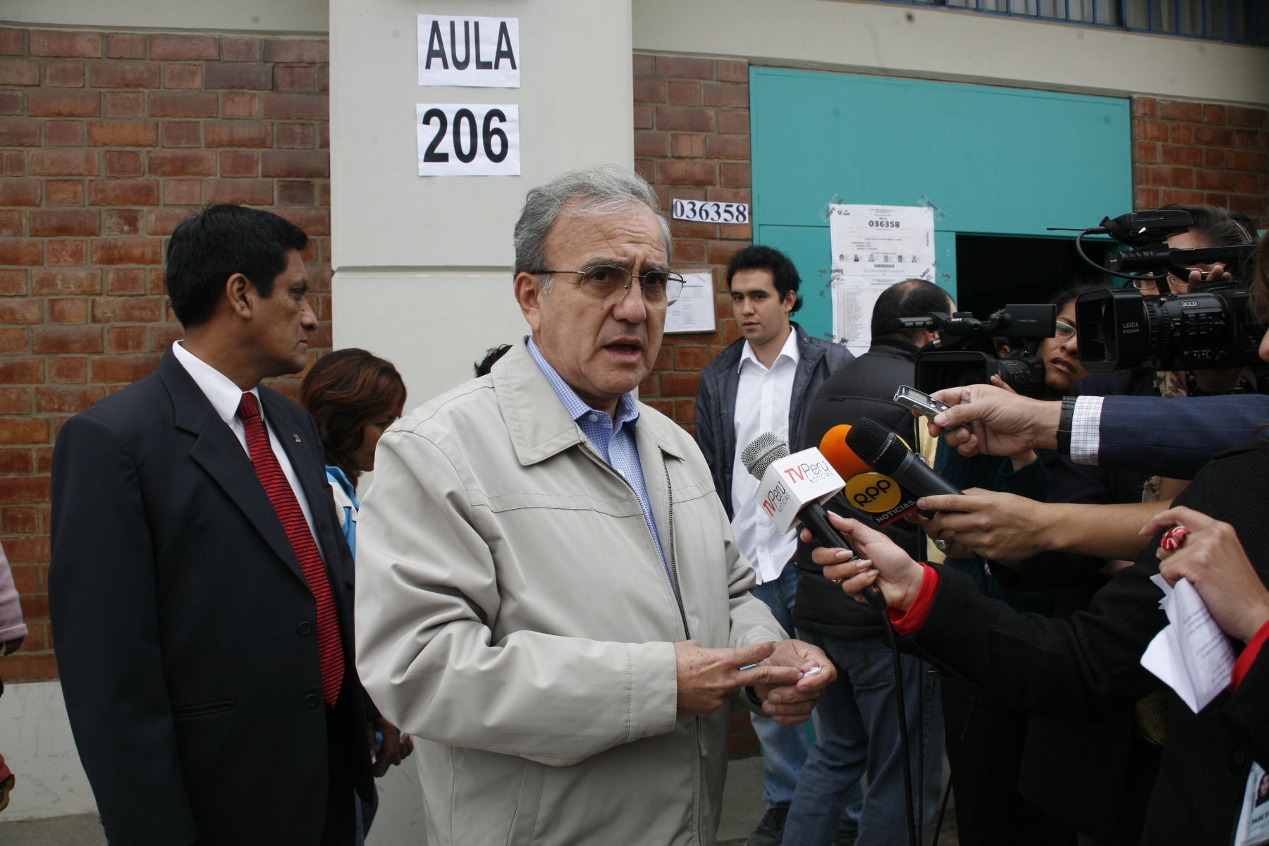 Presidente del Jurado Nacional de Elecciones, Hugo Sivina, declara a la prensa luego de emitir su voto en la Universidad Agraria de la Molina.
 Foto: ANDINA/ JNE/ Walter Medina.