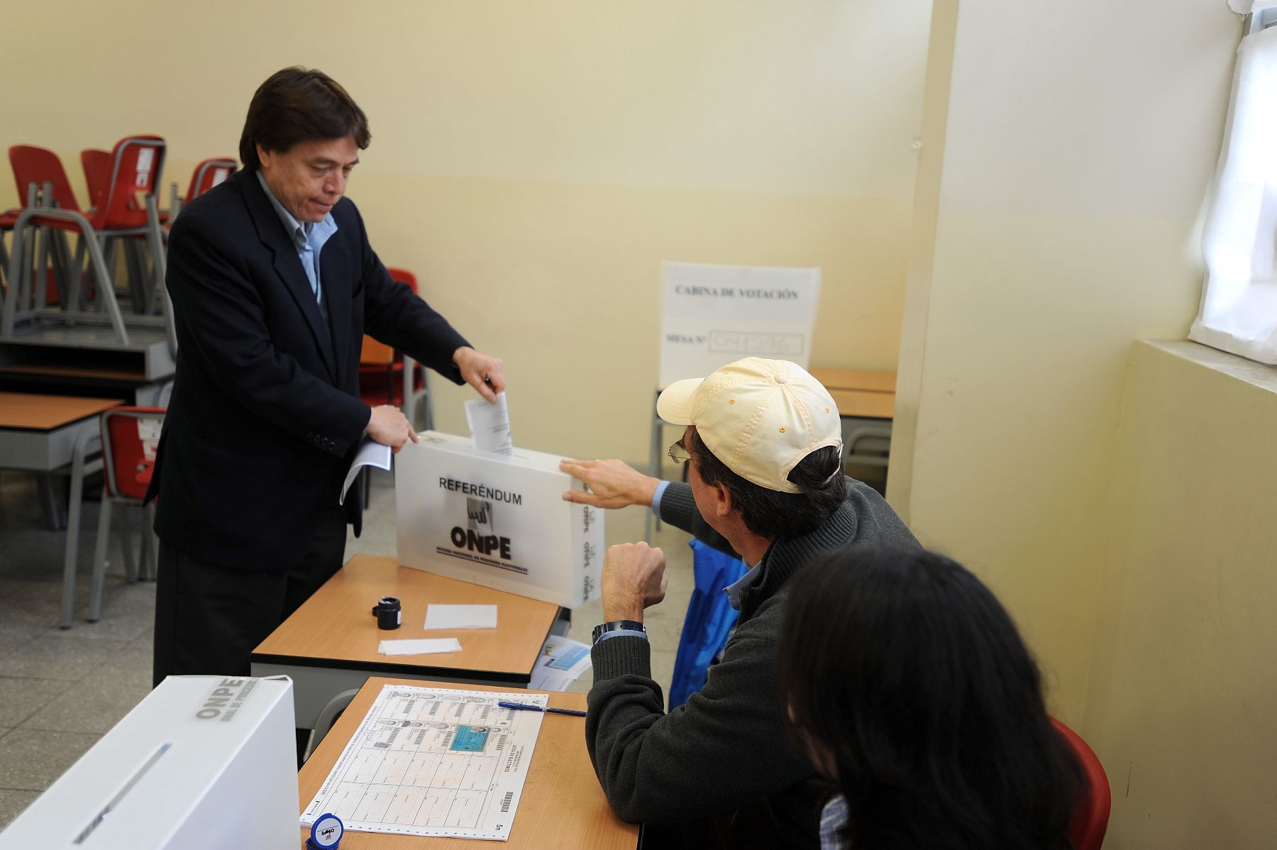 El presidente del Congreso, César Zumaeta emite su voto en las presentes elecciones municipales. Foto: Andina/CDR
