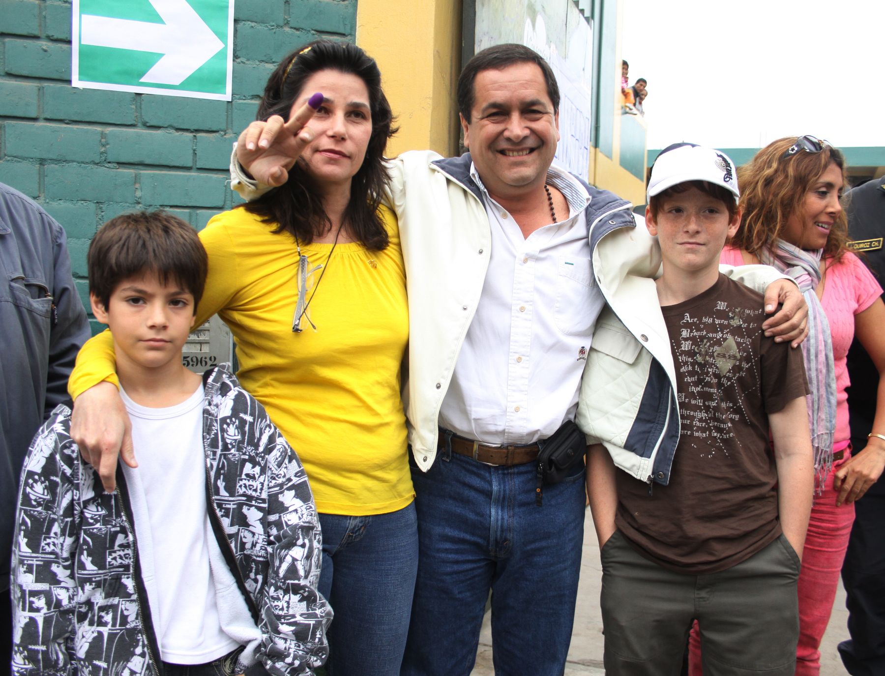 El candidato de Alianza por el Progreso, Luis Iberico, emite su voto en Colegio Experimental La Molina. 
Foto:ANDINA/Jessica Vicente