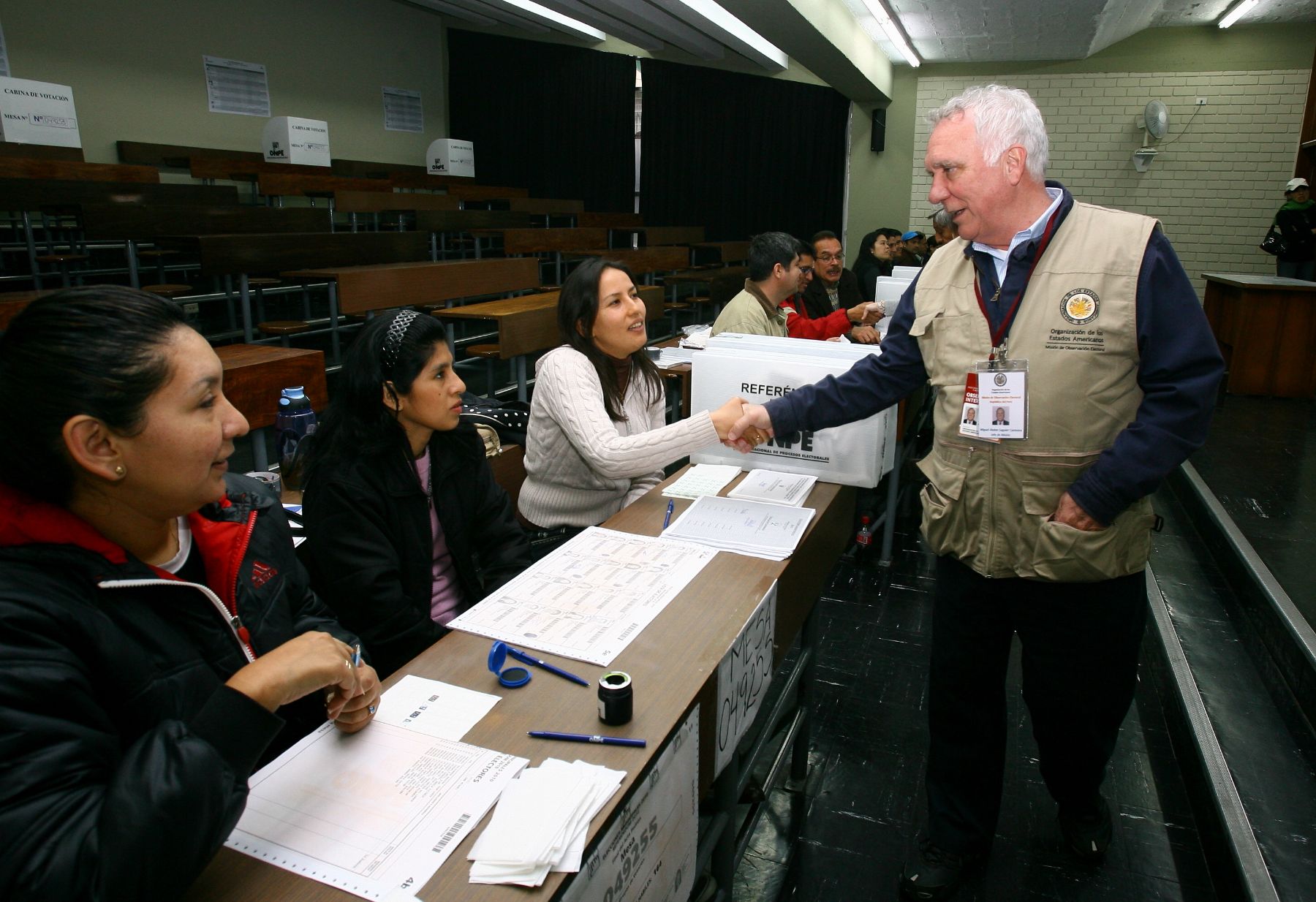 Jefe de la Misión de Observación Electoral de la OEA,  Miguel Abdon, realizó recorrido por localales de votación. 
Foto: ANDINA/Víctor Palomino Gómez