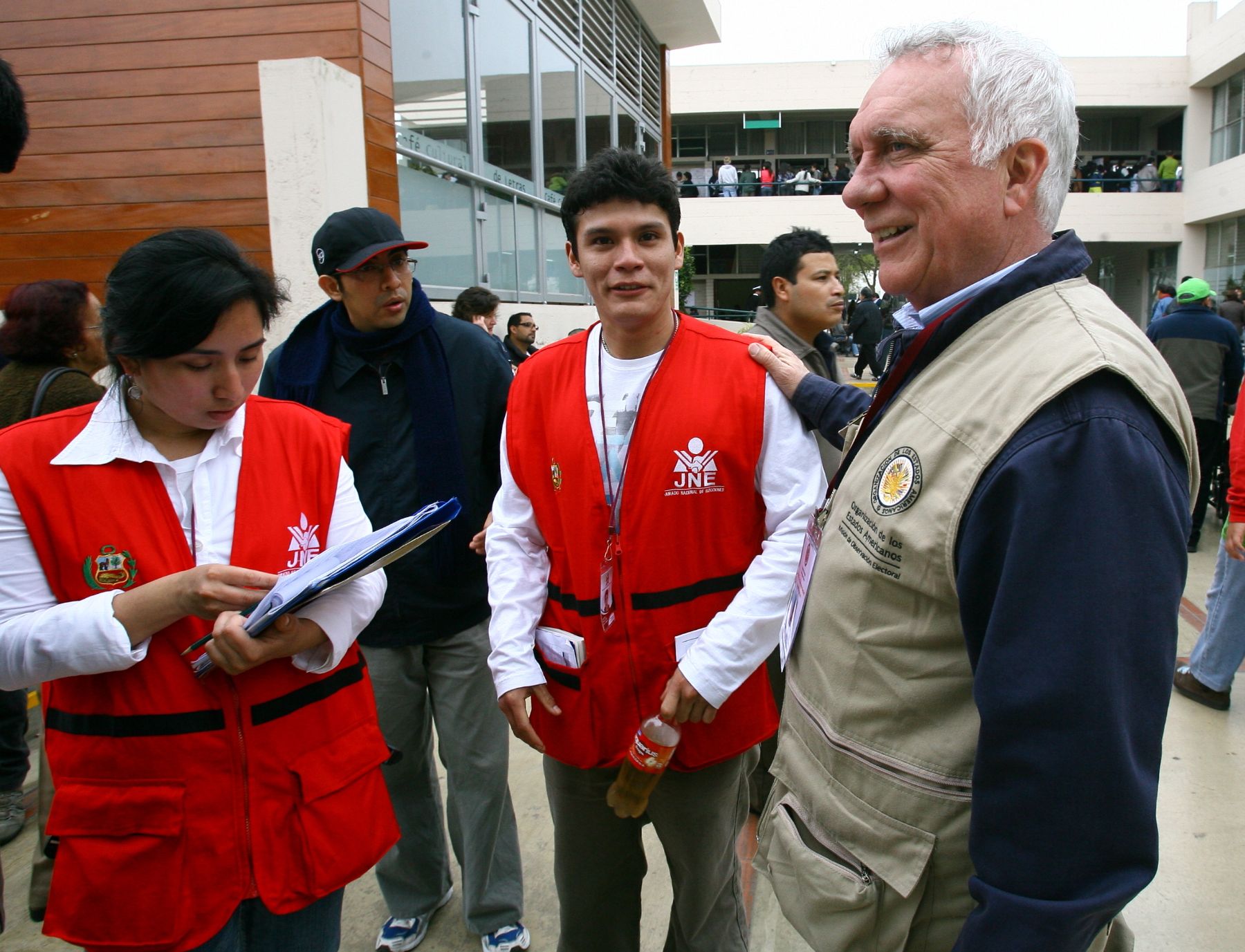 Jefe de la Misión de Observación Electoral de la OEA,  Miguel Abdon, realizó recorrido por localales de votación. 
Foto: ANDINA/Víctor Palomino Gómez