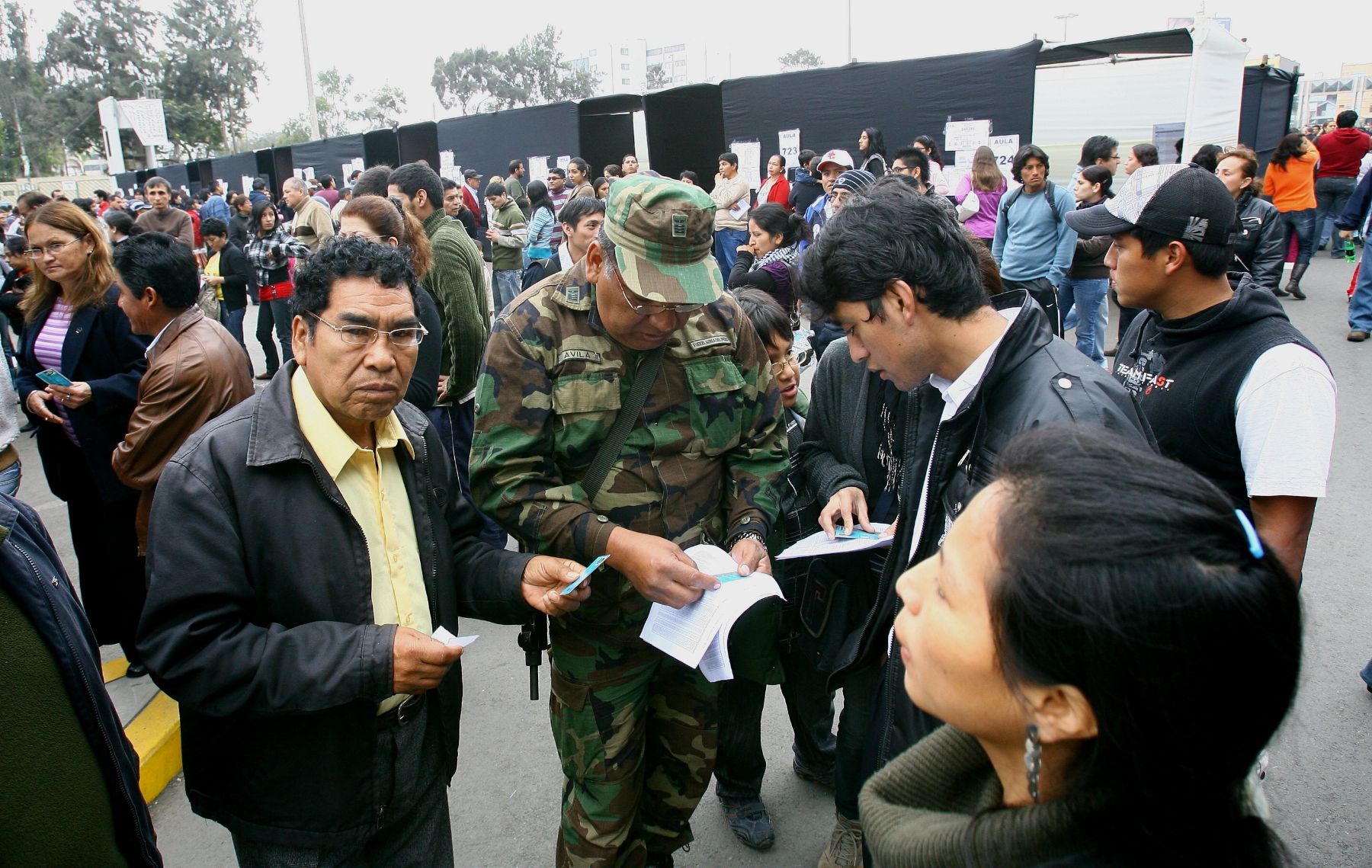 Ciudadanos asisten masivamente a sufragar a la Universidad Ricardo Palma, el local con mayor número de mesas del país. Foto: ANDINA/Víctor Palomino Gómez