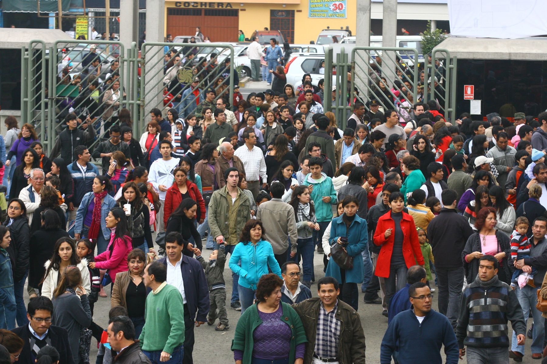Ciudadanos asisten masivamente a sufragar a la Universidad Ricardo Palma Foto: ANDINA/Cesar García