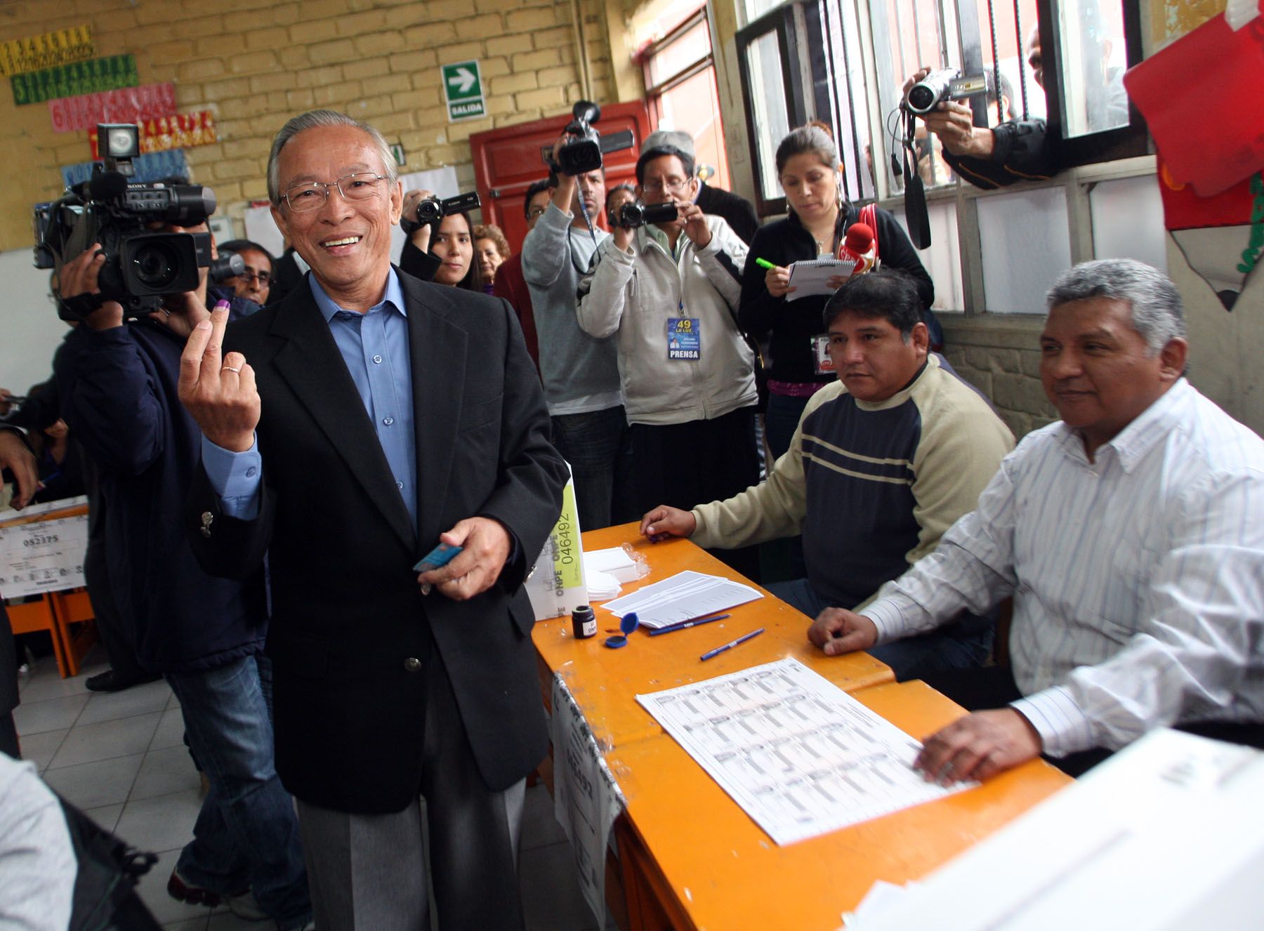 Candidato por Restauración Nacional, Humberto Lay , emite su voto en el colegio Santísima Niña María en el distrito de San Borja. 
Foto: ANDINA/ Gustavo Sanchez.
