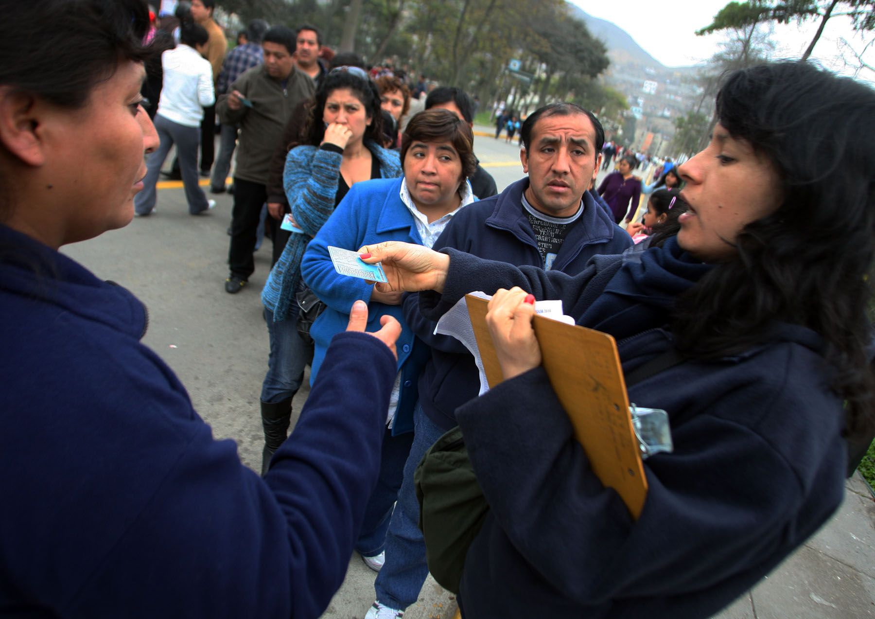 Personal de la ONPE orientó a los votantes para que ubiquen sus mesas de votación. Foto: ANDINA/ Gustavo Sánchez