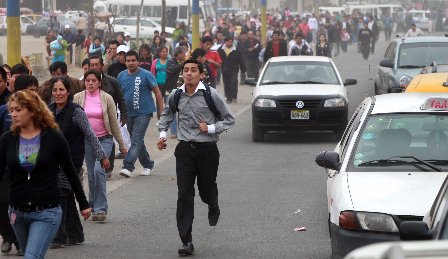 Ciudadanos se apuran para asistir a votar a última hora en la avenida Canto Grande en San Juan de Lurigancho.
Foto: ANDINA/Carlos Lezama