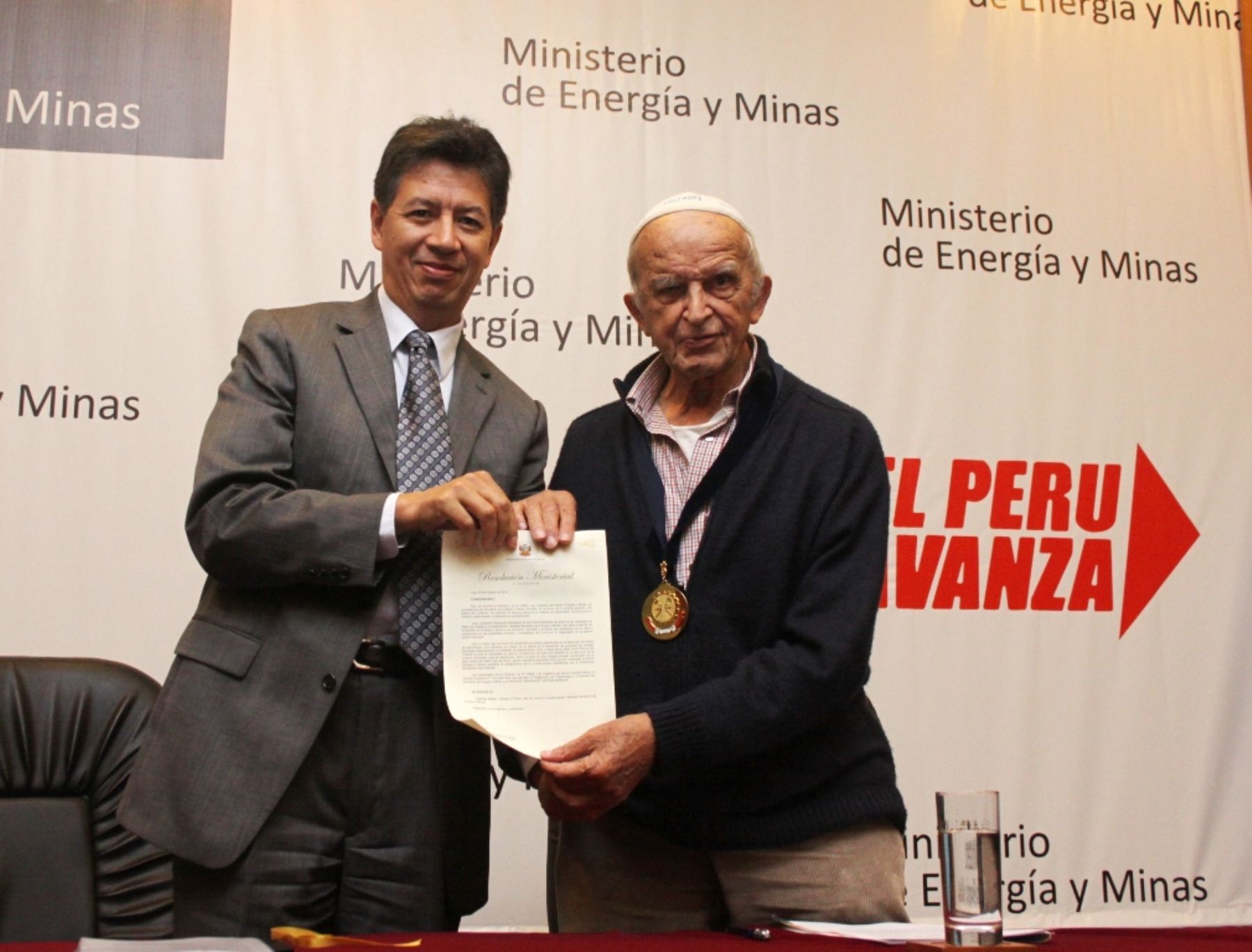 El ministro de Energía y Minas, Pedro Sánchez, condecoró al párroco de Chacas, Ugo de Censi, por su infatigable trabajo en Áncash. Foto: MEM.