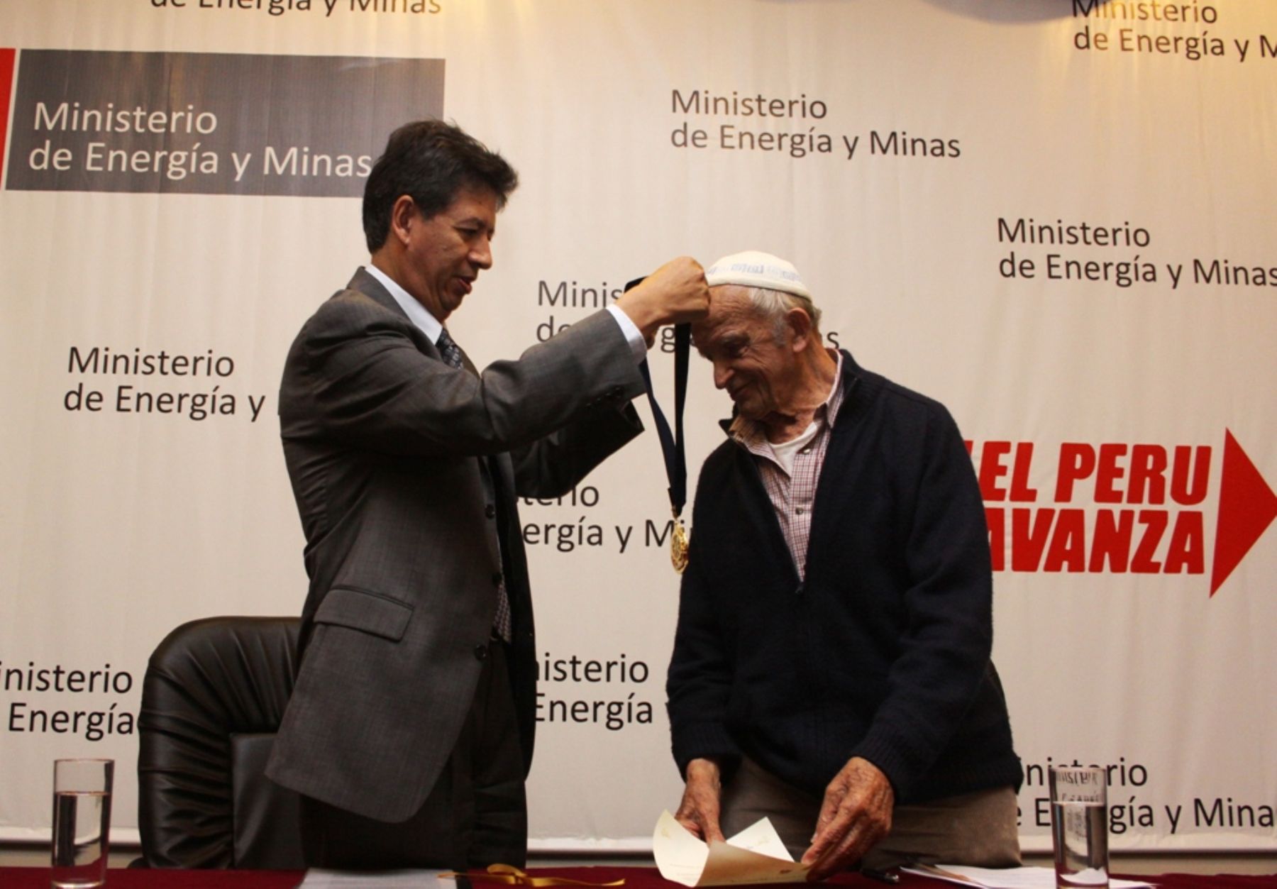 El ministro de Energía y Minas, Pedro Sánchez, condecoró al párroco de Chacas, Ugo de Censi, por su infatigable trabajo en Áncash. Foto: MEM.