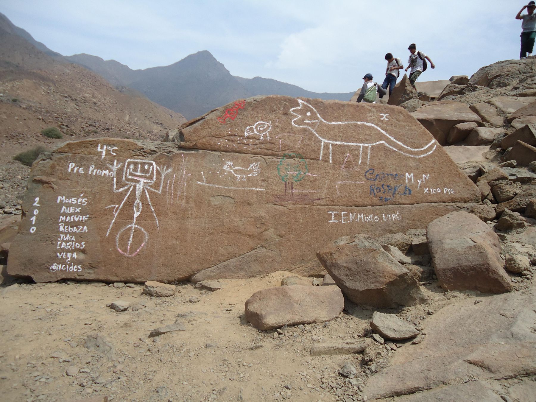 Desconocidos hacen pintas en sitio arqueológico Queneto, ubicado en la provincia de Virú, La Libertad.