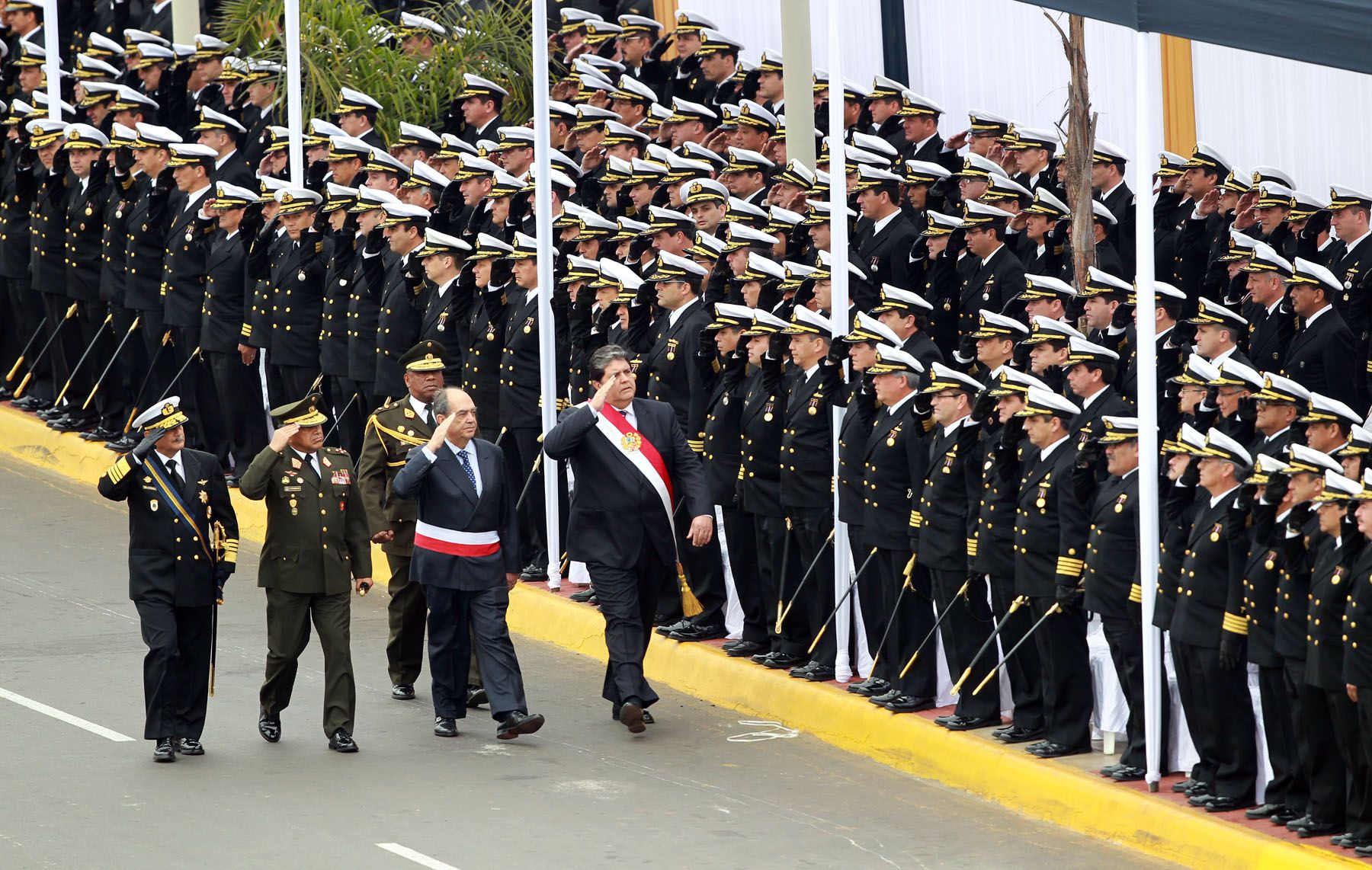 Presidente de la República, Alan García, saluda oficiales en ceremonia por el 131 Aniversario del Combate Naval de Angamos.
Foto:ANDINA/Carlos Lezama