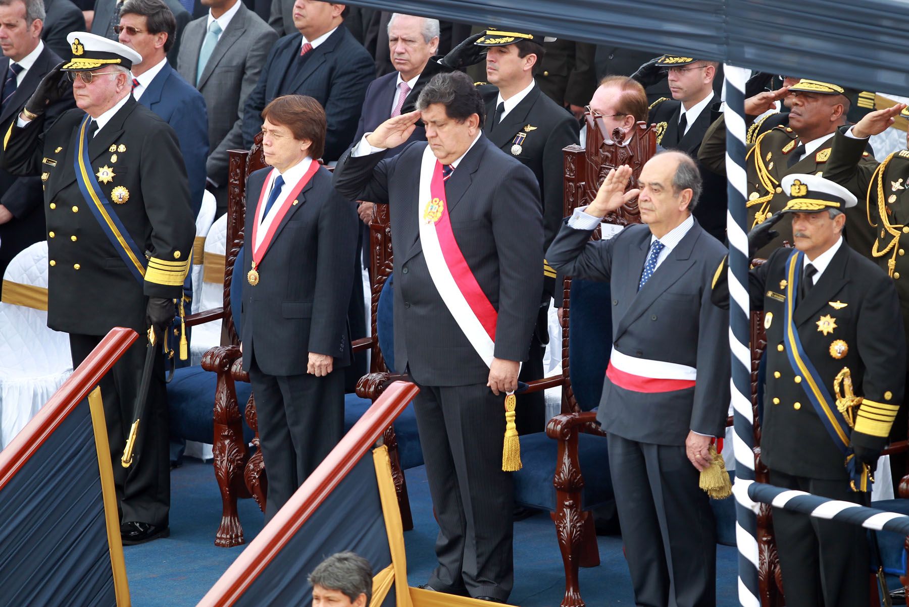 El Presidente de la República, Alan García, preside la ceremonia por el 131 Aniversario del Combate Naval de Angamos y por el 189 Aniversario de creación de la Marina de Guerra del Perú.Foto:ANDINA/Carlos Lezama