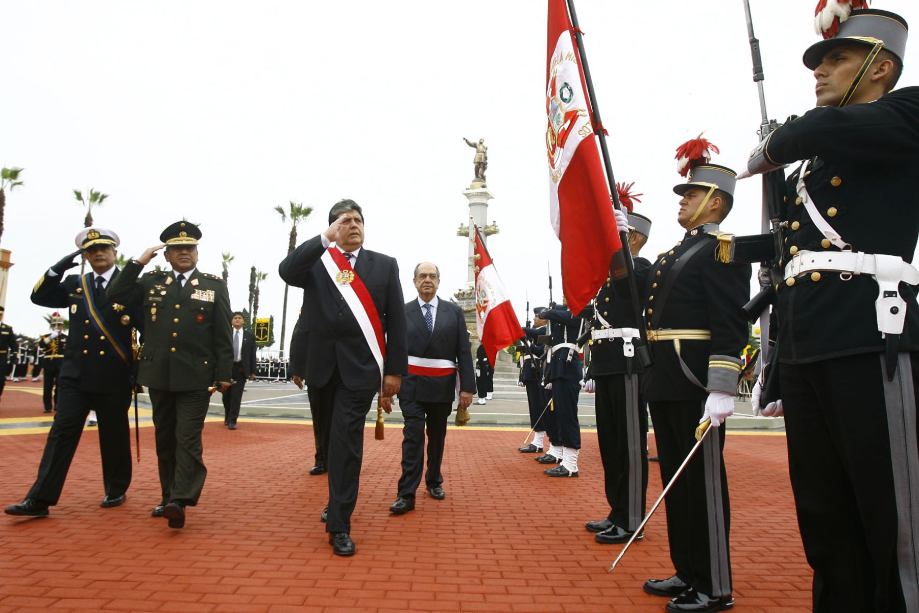 Jefe de Estado, Alan García, preside la ceremonia por el 131 Aniversario del Combate Naval de Angamos y por el 189 Aniversario de creación de la Marina de Guerra del Perú.

Foto: Sepres.