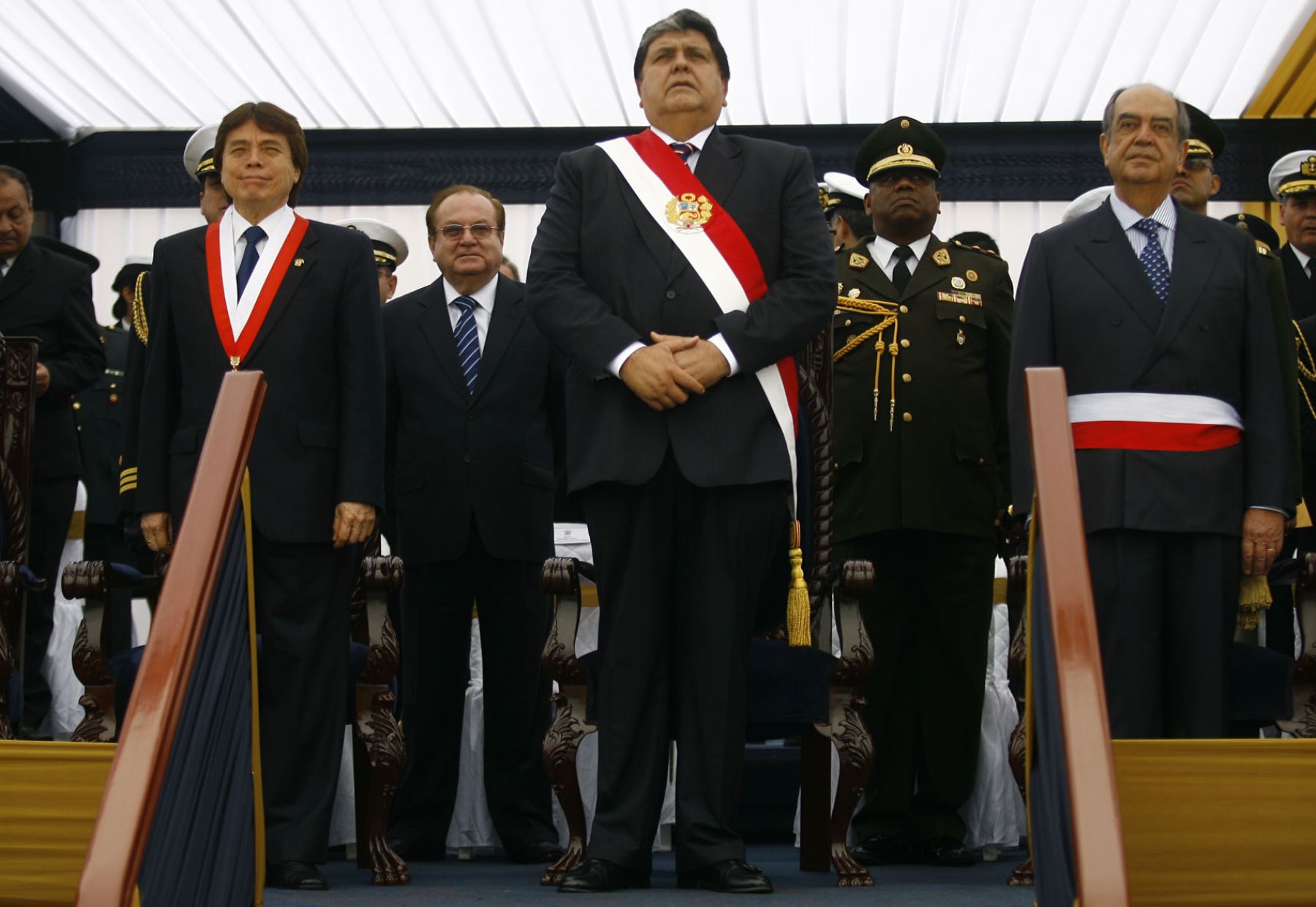 Jefe de Estado, Alan García, preside la ceremonia por el 131 Aniversario del Combate Naval de Angamos y por el 189 Aniversario de creación de la Marina de Guerra del Perú.

Foto: Sepres.