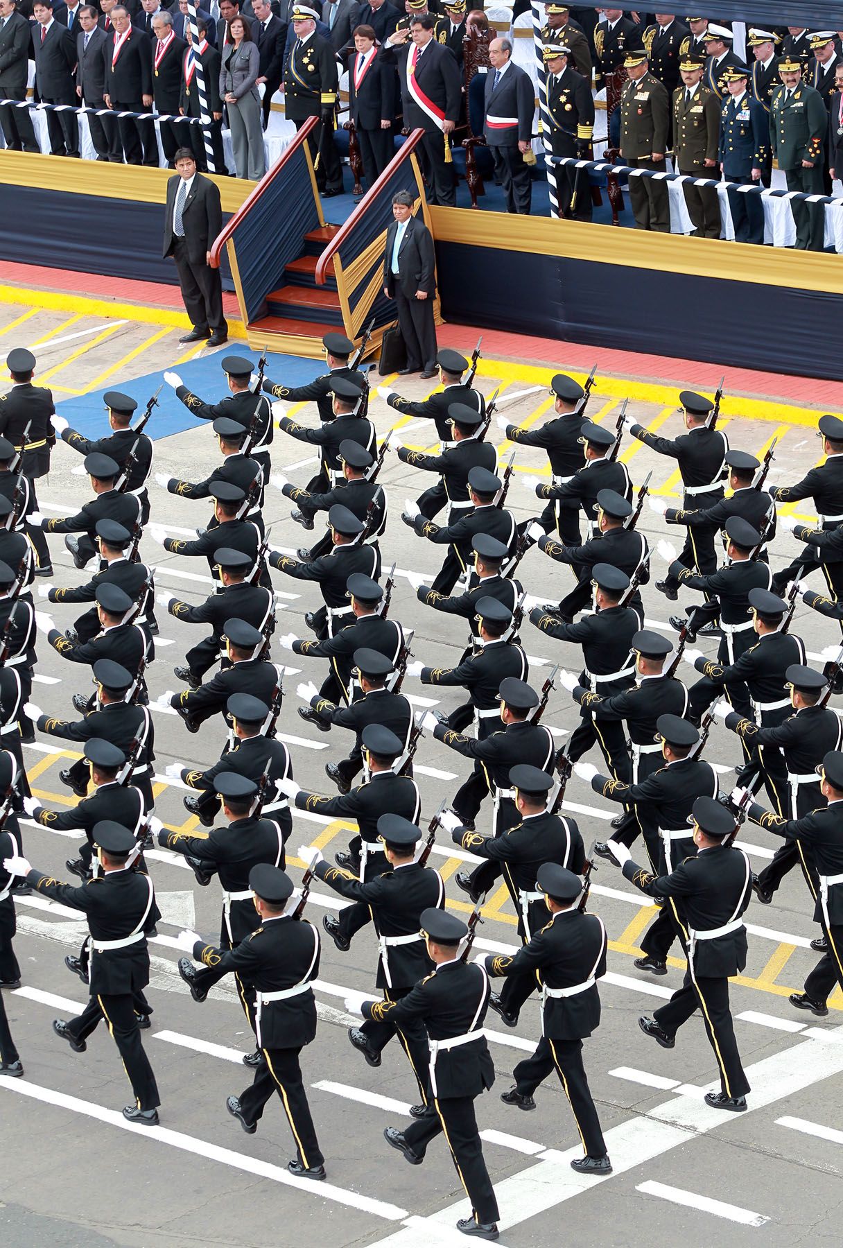 Jefe de Estado, Alan García, preside la ceremonia por el 131 Aniversario del Combate Naval de Angamos y por el 189 Aniversario de creación de la Marina de Guerra del Perú.
Foto: ANDINA/Carlos Lezama