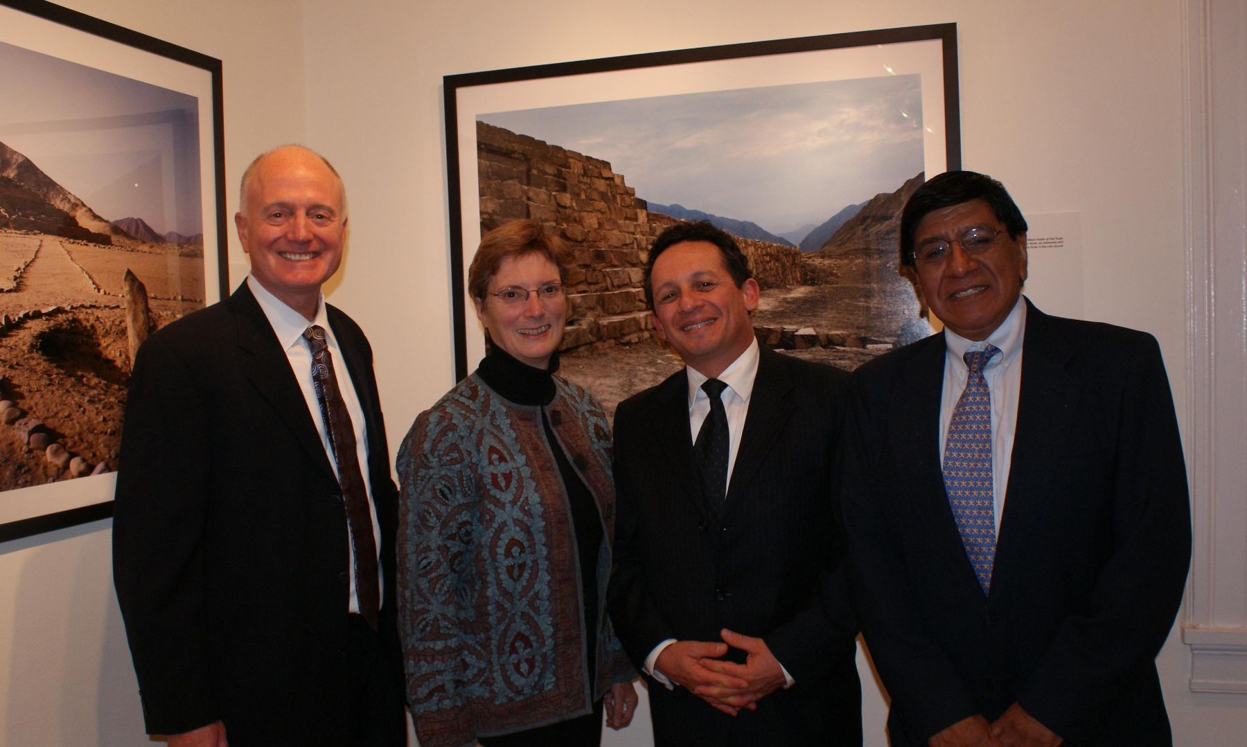 Muestra fotográfica "Caral, la primera civilización de América", del fotógrafo estadounidense Christopher Kleihege, se exhibe en la embajada de Perú en Washington. Foto: PEACS/Embajada de Perú en Washington.