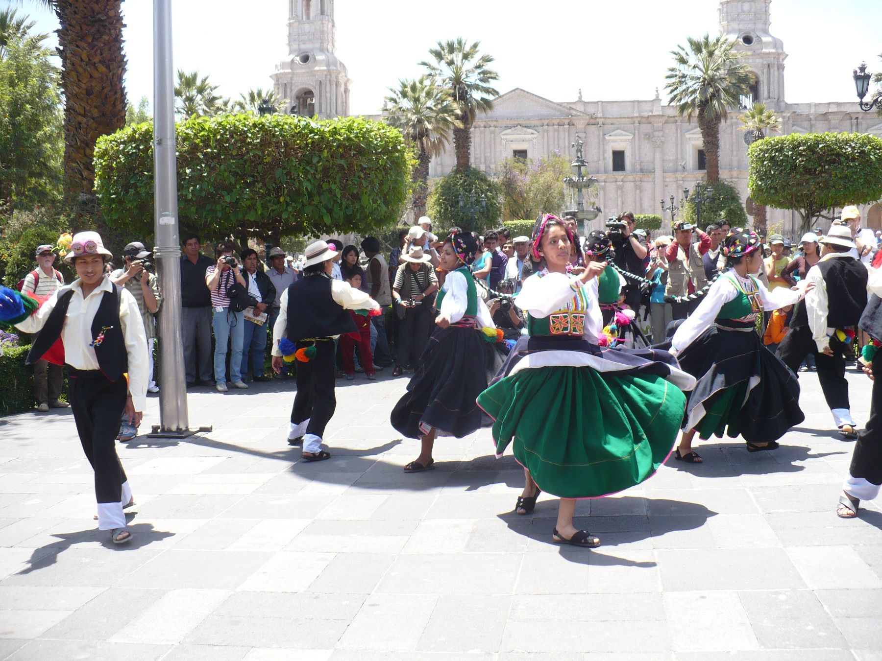 Moqueguanos danzaron en la plaza de Armas de Arequipa, durante la presentación del programa de festejos en honor a Santa Fortunata. Foto: Andina/Rocío Mendez.