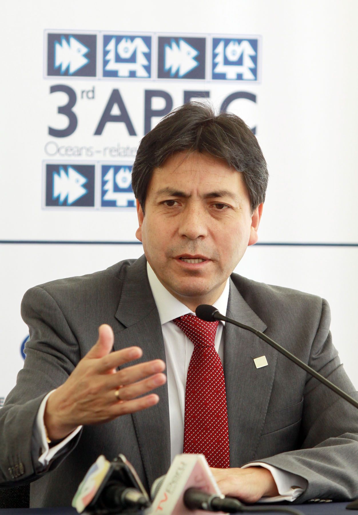 El ministro de la Producción, Jorge Villasante, declara a la prensa en la Tercera Reunión Ministerial del APEC de los Océanos (AOMM3) en la Ciuda de Paracas-Ica. Foto: ANDINA/Carlos Lezama