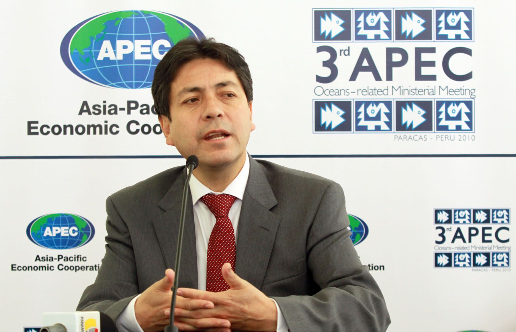 El ministro de la Producción, Jorge Villasante, declara a la prensa en la Tercera Reunión Ministerial del APEC de los Océanos (AOMM3) en la Ciuda de Paracas en Ica. Foto: ANDINA/Carlos Lezama