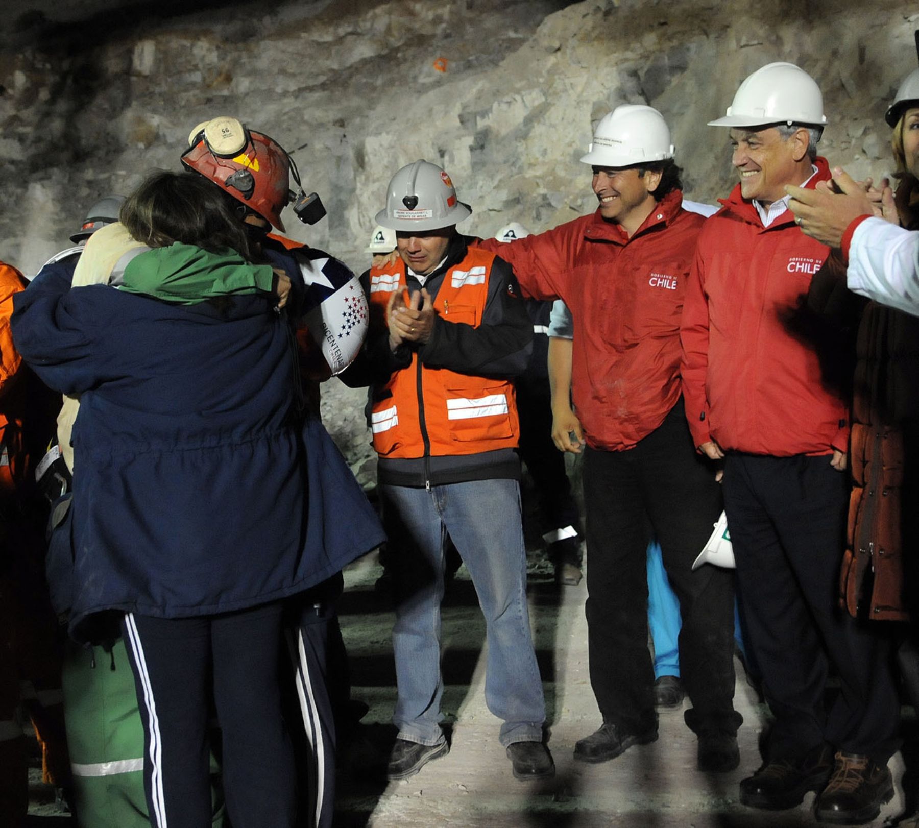 El primer minero rescatado, Florencio Avalos, se abraza a su esposa e hijo al llegar a la superficie. Foto: ANDINA/ Presidencia de Chile