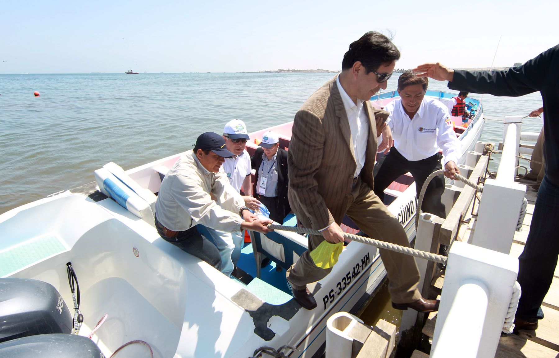 El ministro de la Producción, Jorge Villasante, junto a representantes de la Tercera Reunión Ministerial del APEC de los Océanos (AOMM3), visitan las Islas Ballestas en la ciudad de Paracas en Ica. 
Foto: ANDINA/Carlos Lezama