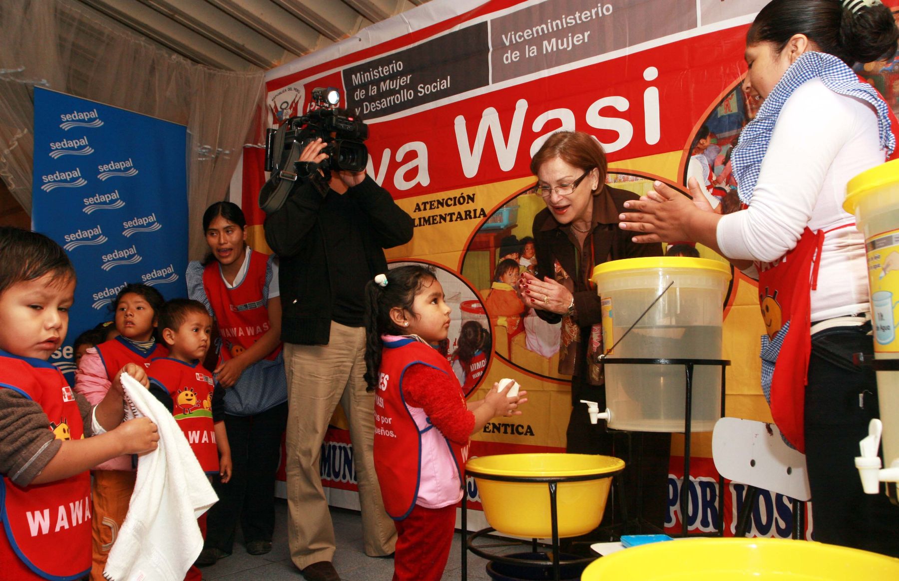 Titular del Ministerio de la Mujer y Desarrollo Social, Virginia Borra, visita Wawa Wasi en San Juan de Lurigancho para comprobar correcto aprendizaje de técnica de lavado de manos en los niños para prevenir enfermedades. Foto:ANDINA/ MIMDES/ Jhony Laurente